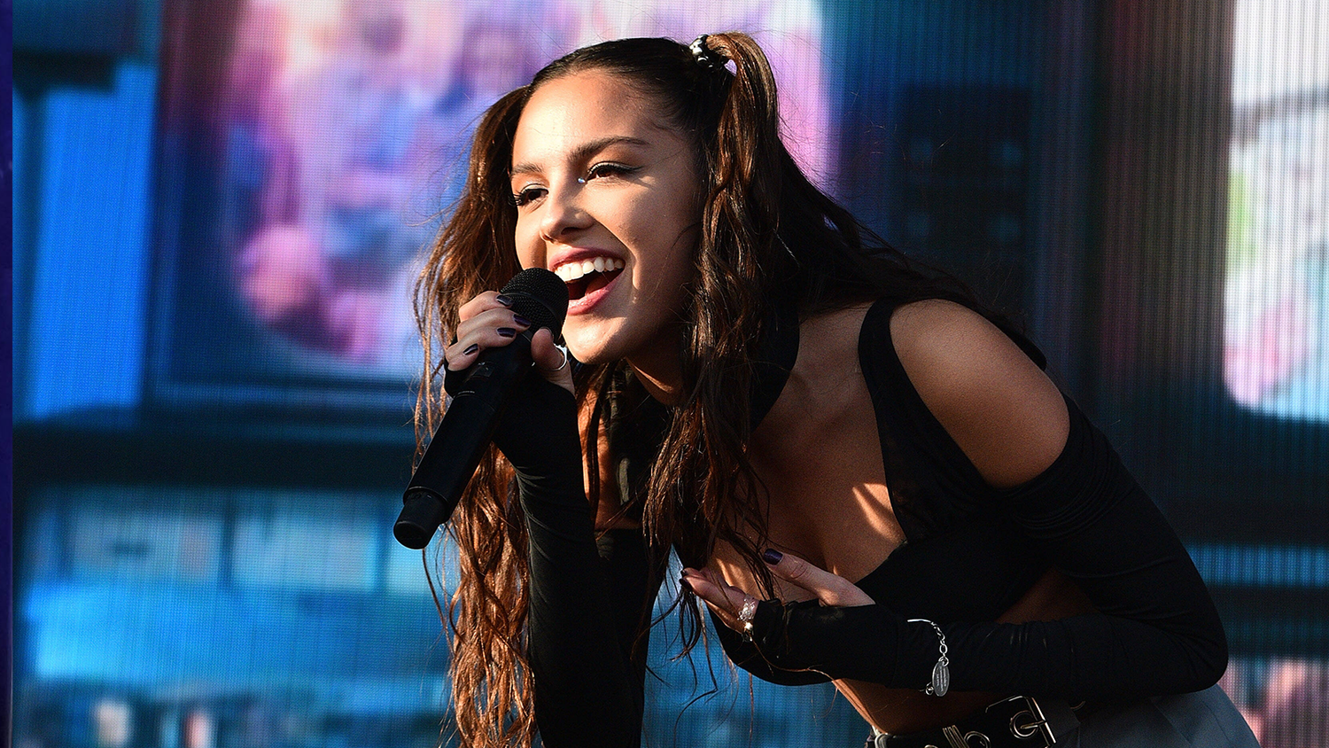 Im Rahmen ihrer Tournee arbeitet Olivia Rodrigo mit verschiedenen Frauenrechtsorganisationen zusammen.