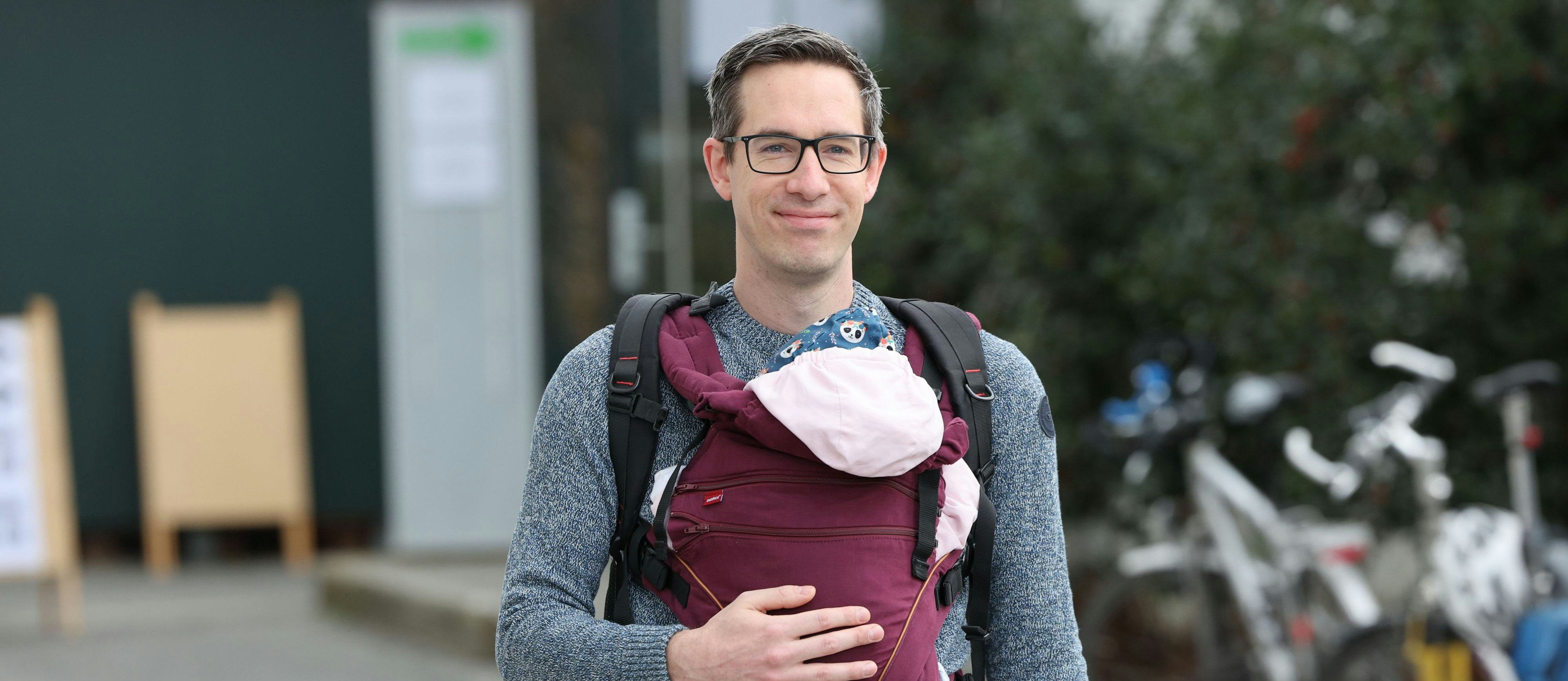 Kay-Michael Dankl, Spitzenkandidat KPÖ plus, mit seinem drei Monate altem Baby am Wahltag