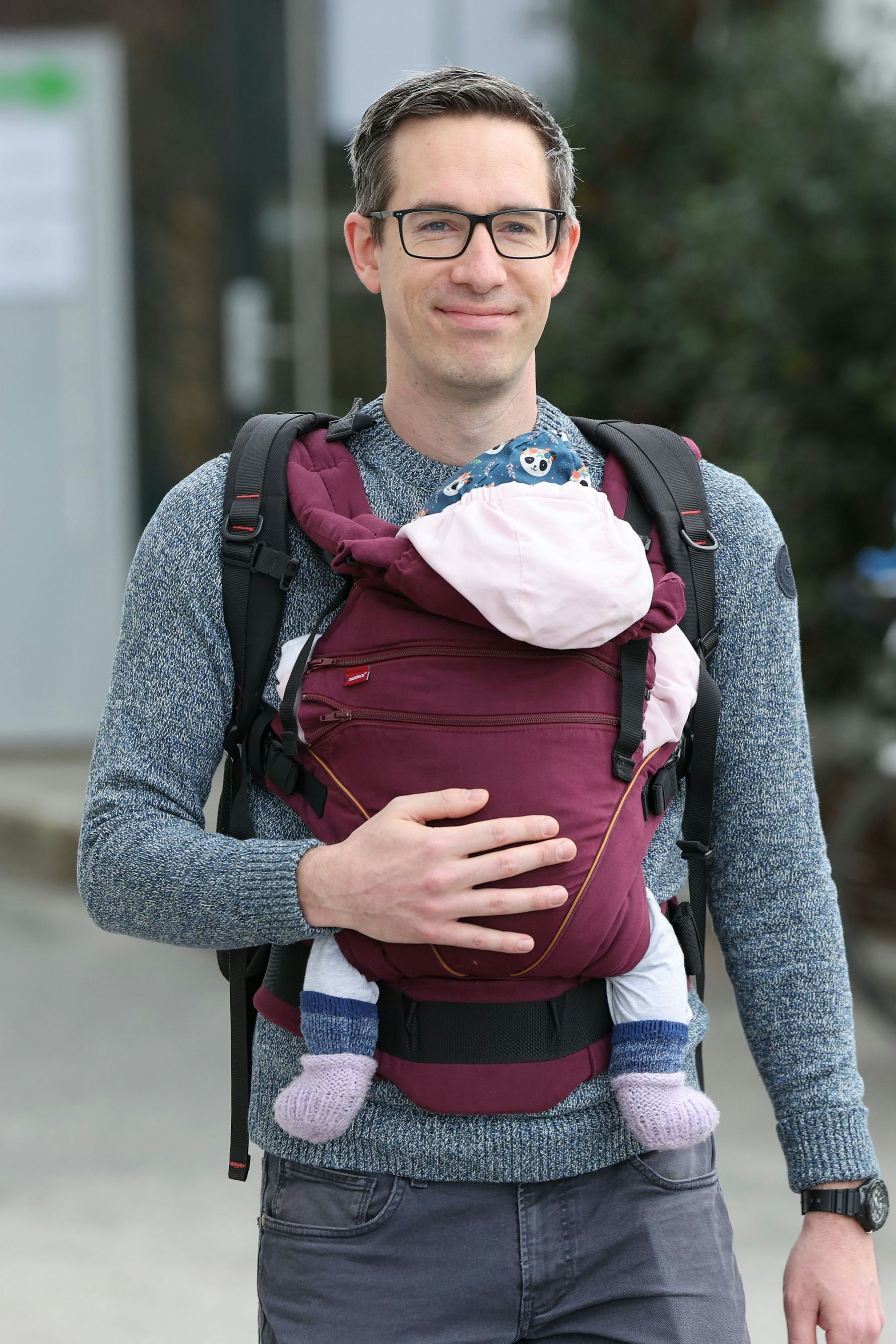 Kay-Michael Dankl, Spitzenkandidat KPÖ plus, mit seinem drei Monate altem Baby am Wahltag