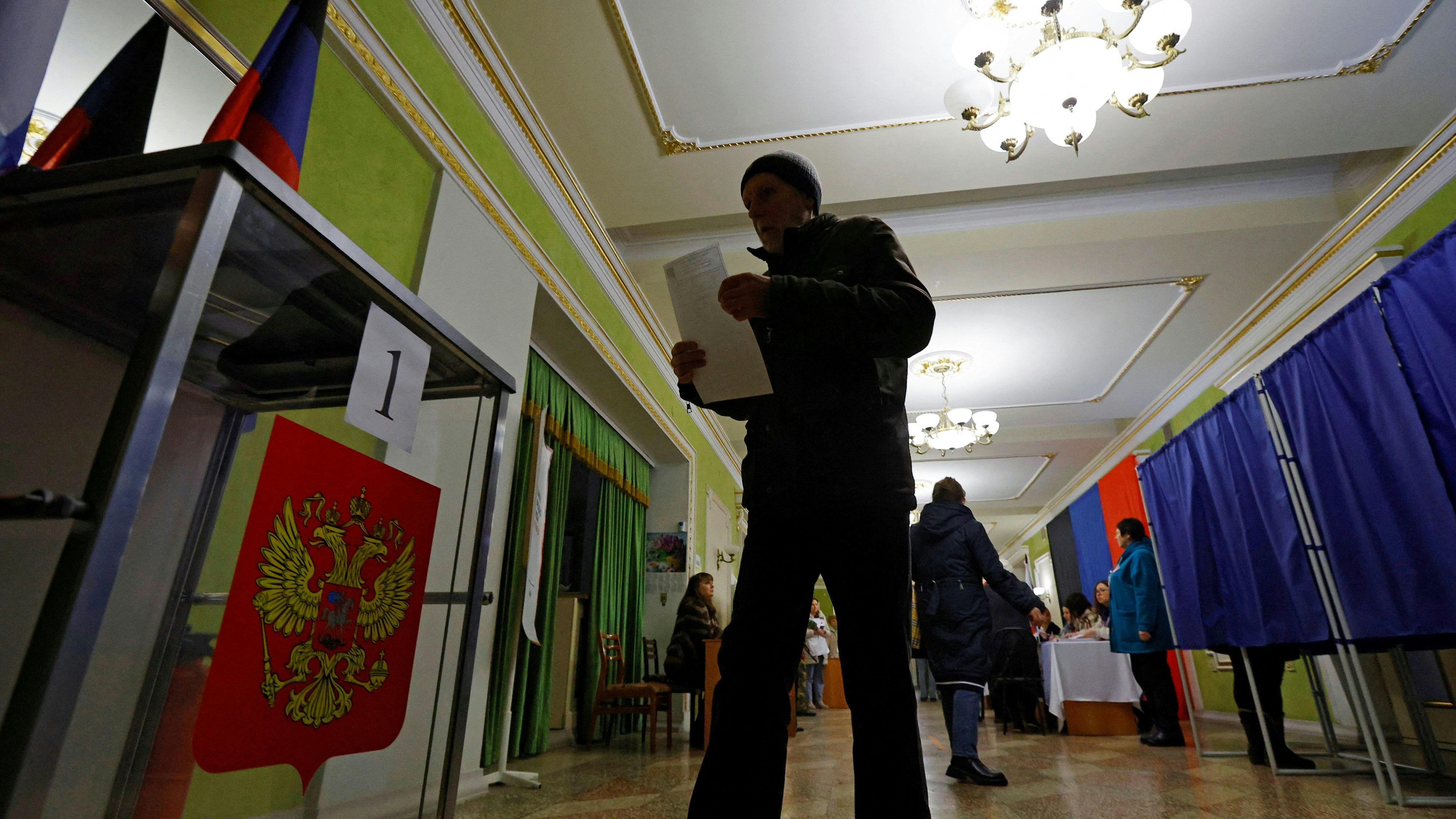 Auch in den von Russland besetzten ukrainischen Gebieten wird gewählt. Immer wieder kommt es zu Protestaktionen.