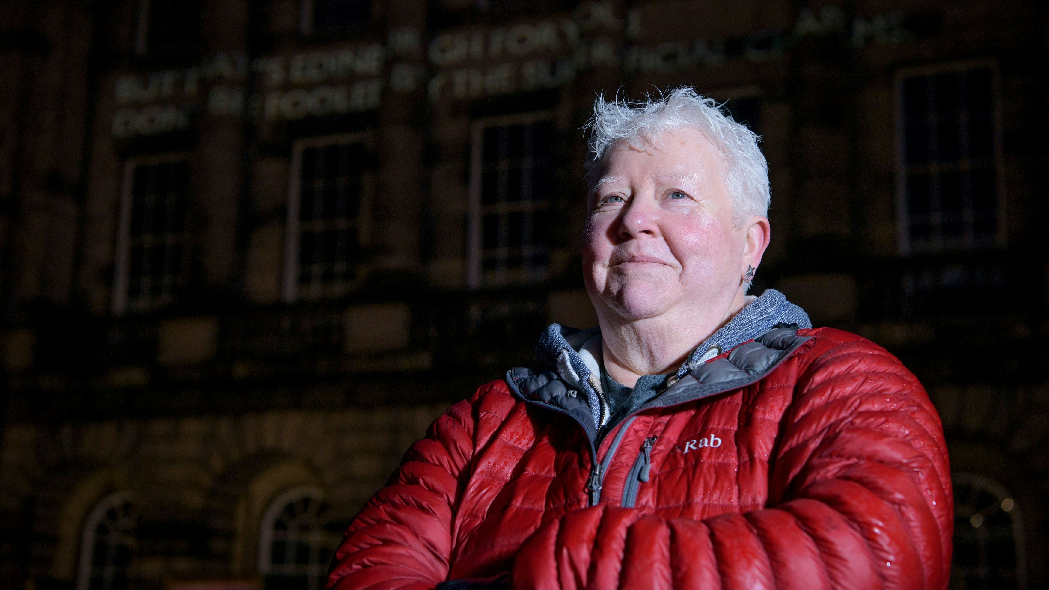 Die schottische Krimiautorin Val McDermid streut ihrer Landsfrau Josephine Tey Rosen: "Sie hat Autorinnen wie Patricia Highsmith den Weg bereitet mit ihren psychologischen Storys."