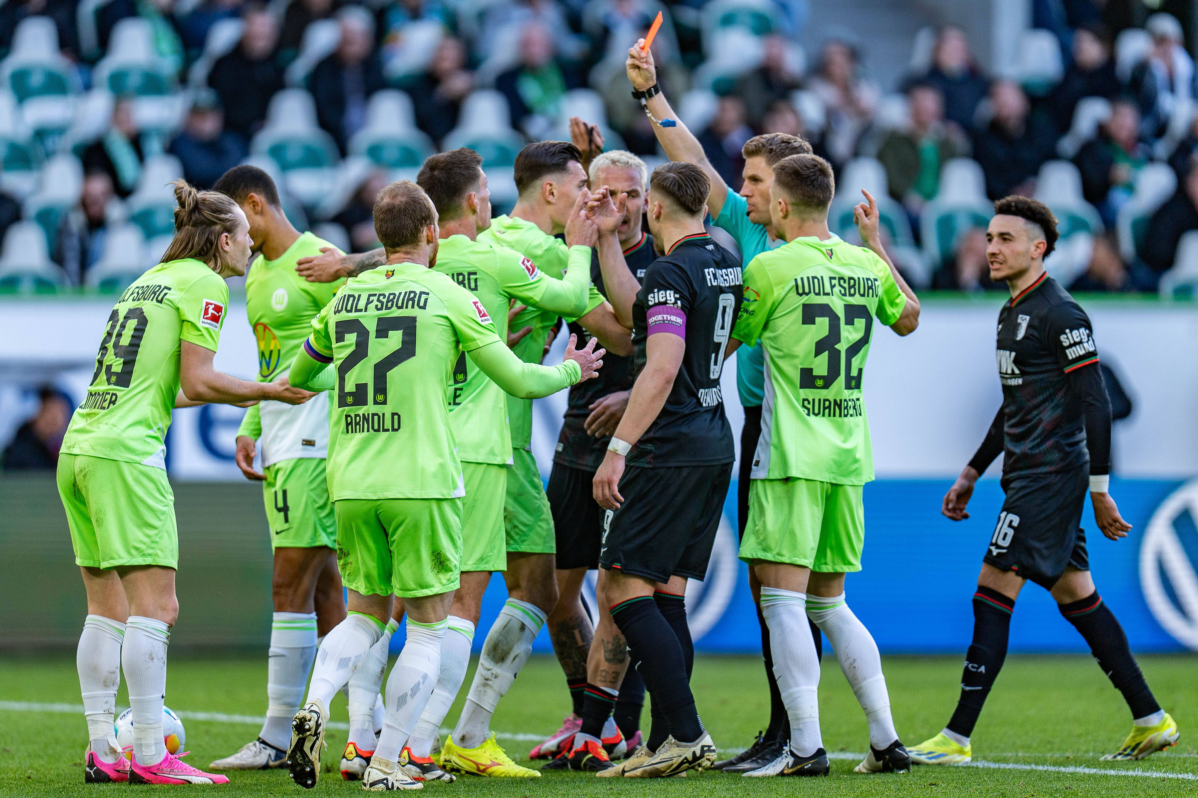 Patrick Wimmer sieht noch vor der Halbzeitpause die rote Karte. 