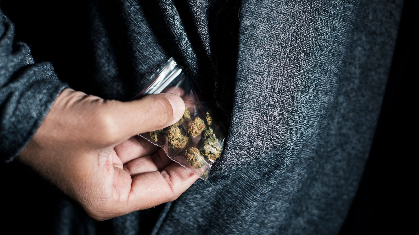 Die zwei Männer boten der Frau Marihuana an. (Symbolbild)