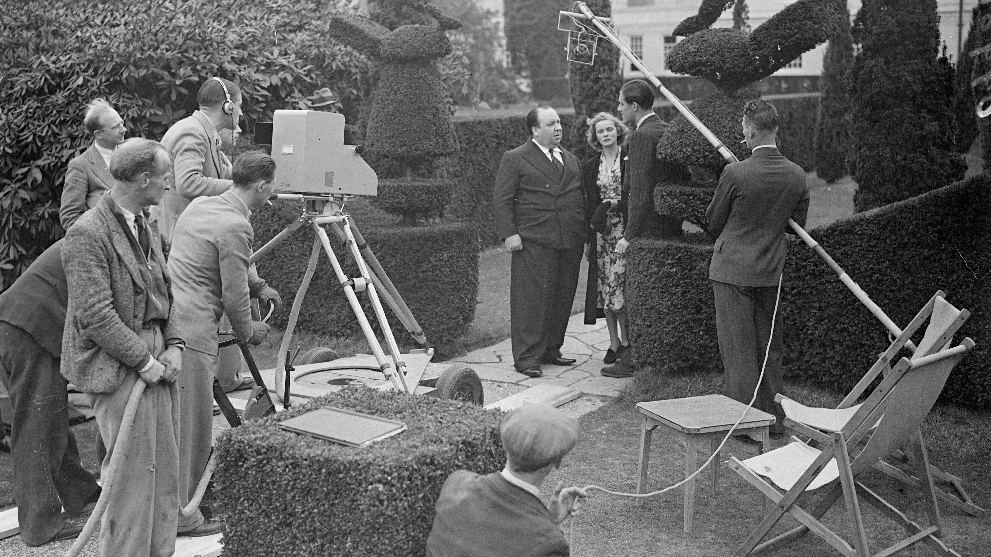 Star-Regisseur Alfred Hitchcock im Jahr 1937 am Set seines Films "Jung und unschuldig", der auf einem Buch von Josephine Tey basiert.