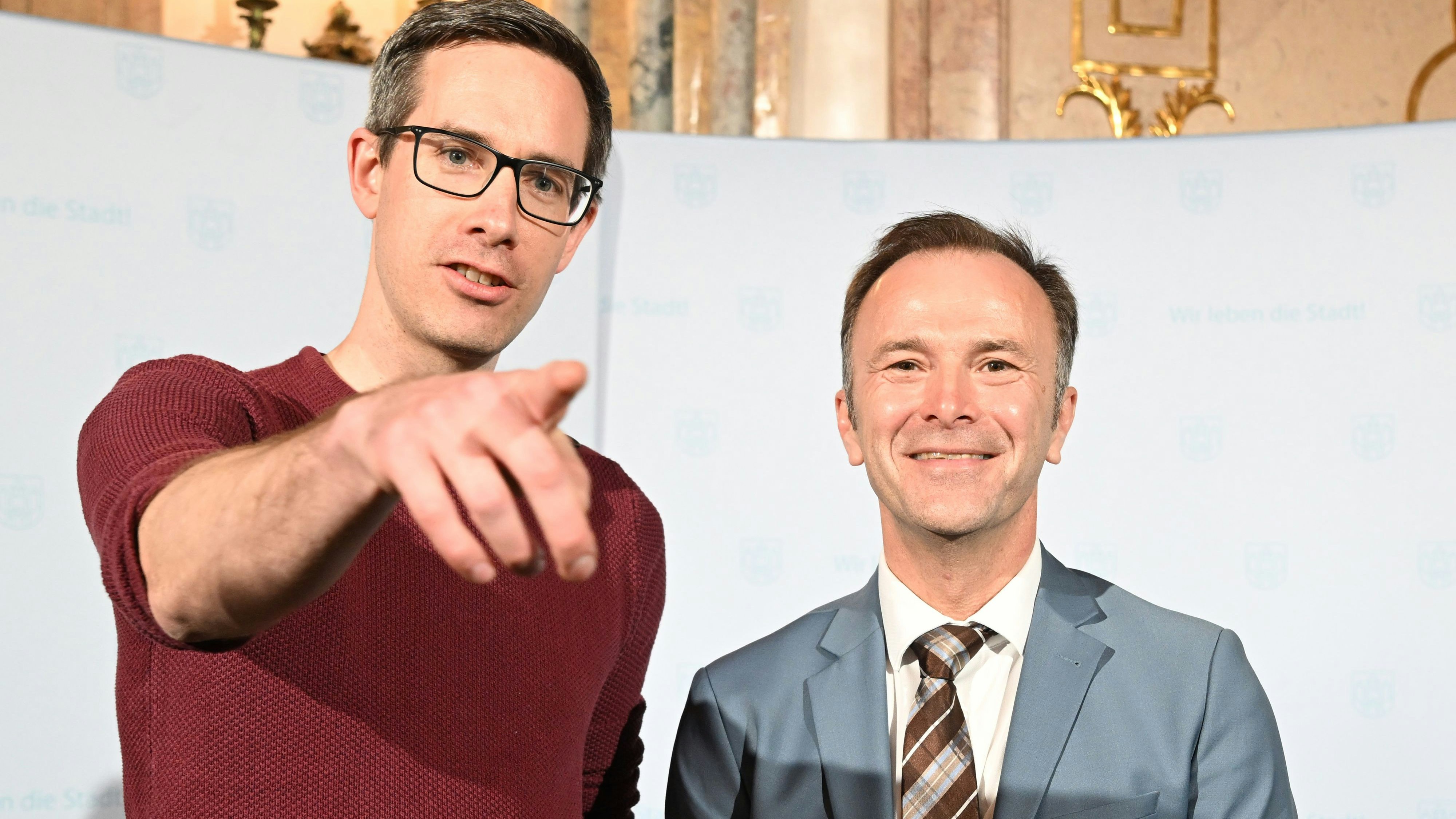 Kay-Michael Dankl (KPÖ Plus) mit Vizebürgermeister Bernhard Auinger am Wahltag in Salzburg im Wahlzentrum Schloss Mirabell