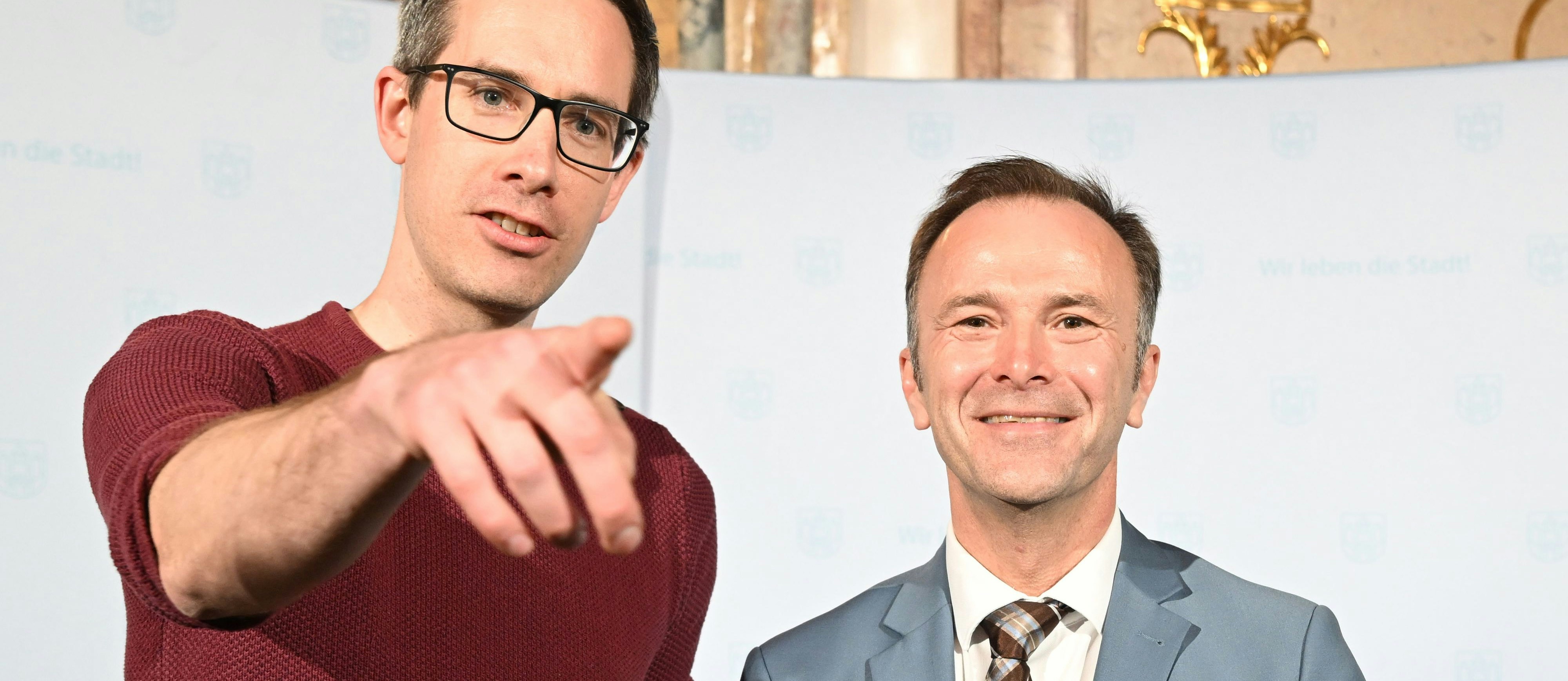 Kay-Michael Dankl (KPÖ Plus) mit Vizebürgermeister Bernhard Auinger (SPÖ) am Wahltag in Salzburg im Wahlzentrum Schloss Mirabell