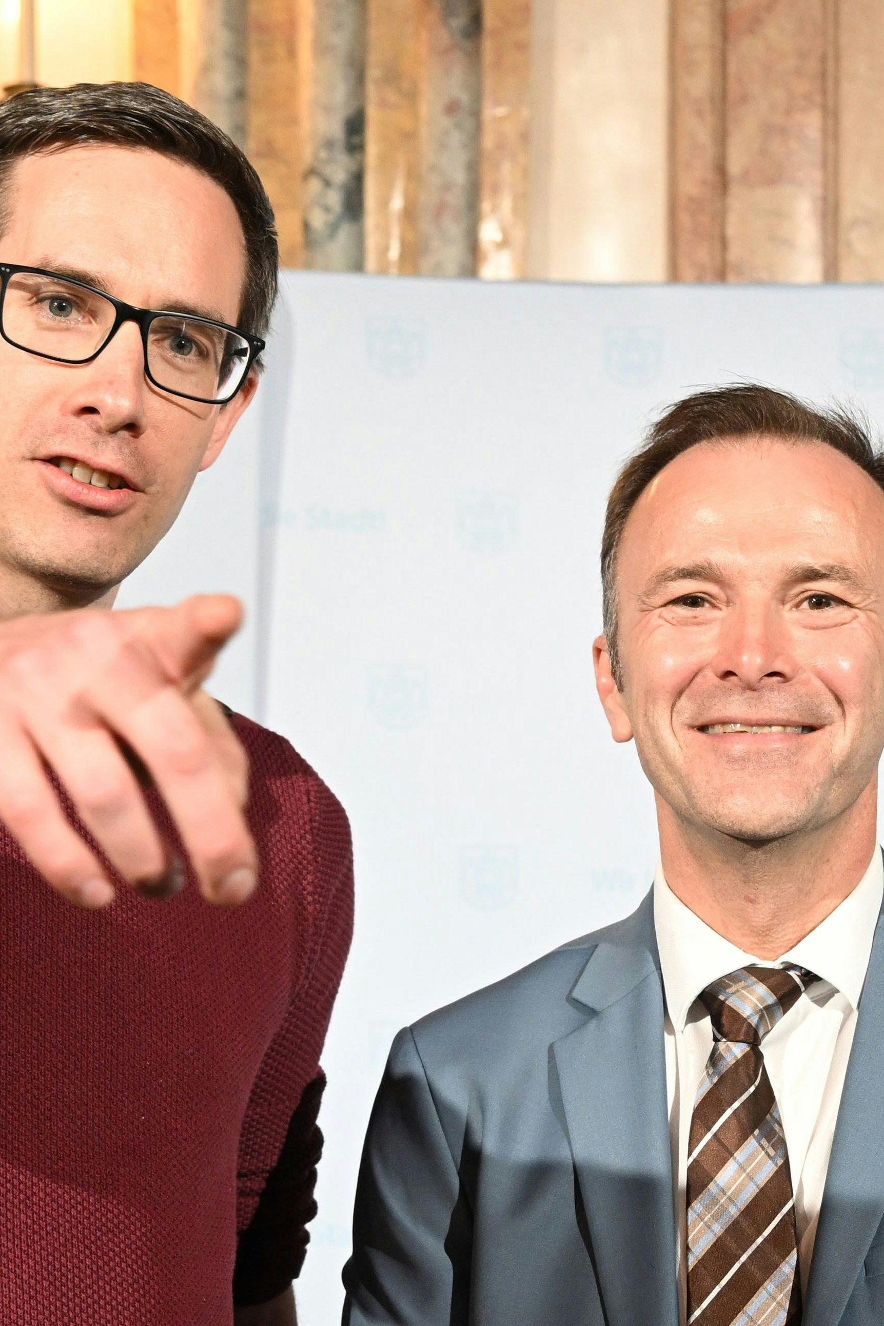 Kay-Michael Dankl (KPÖ Plus) mit Vizebürgermeister Bernhard Auinger (SPÖ) am Wahltag in Salzburg im Wahlzentrum Schloss Mirabell