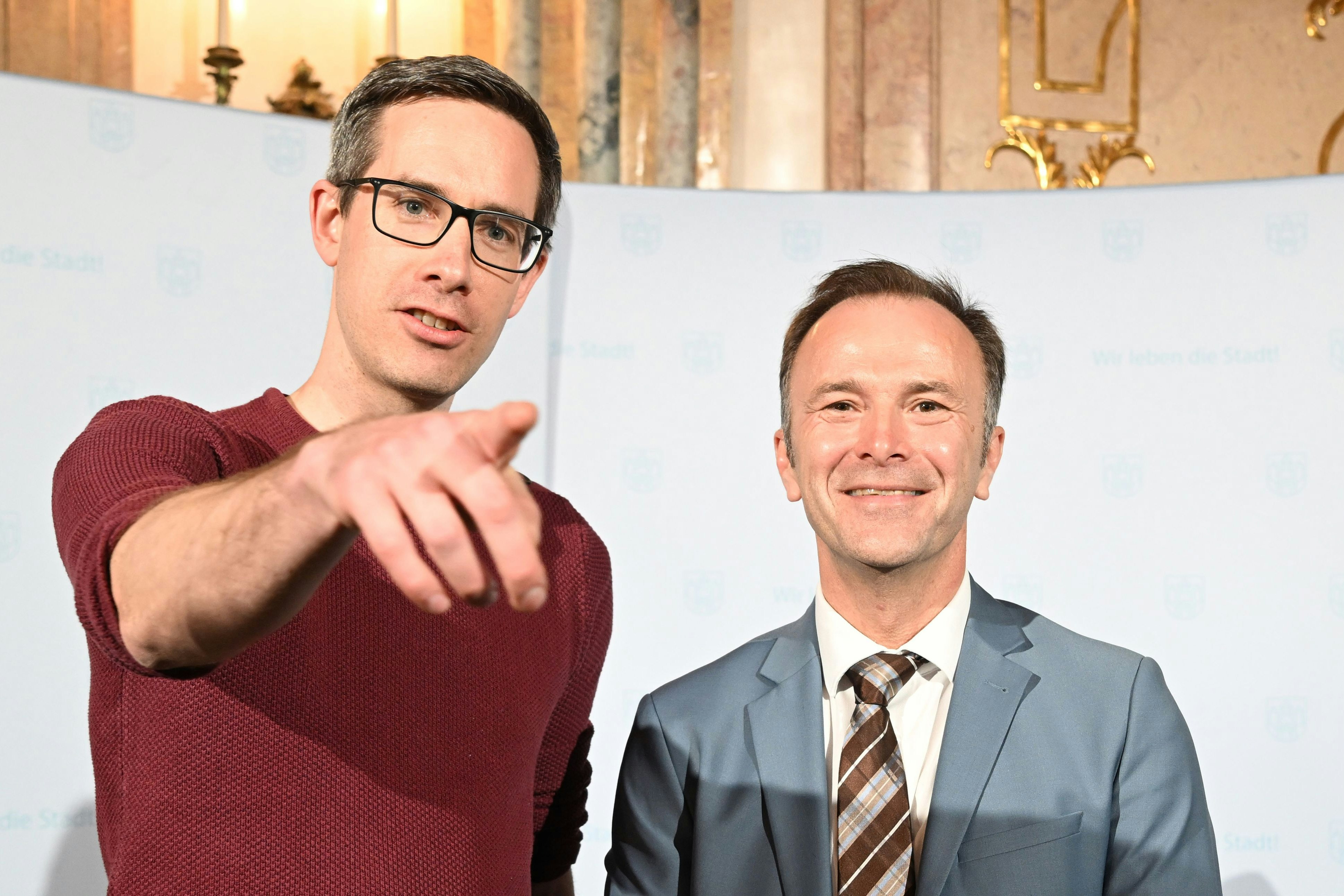 Irgendwie nett: Kay-Michael Dankl (KPÖ Plus) mit Vizebürgermeister Bernhard Auinger am Wahltag in Salzburg im Wahlzentrum Schloss Mirabell