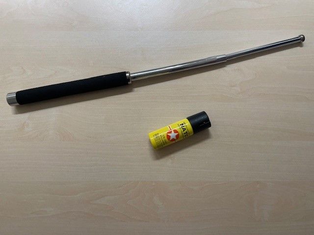 Per Schlagstock soll der Syrer seinen Kontrahenten niedergeschlagen haben. Zusätzlich besprühte er ihn mit Pfefferspray.