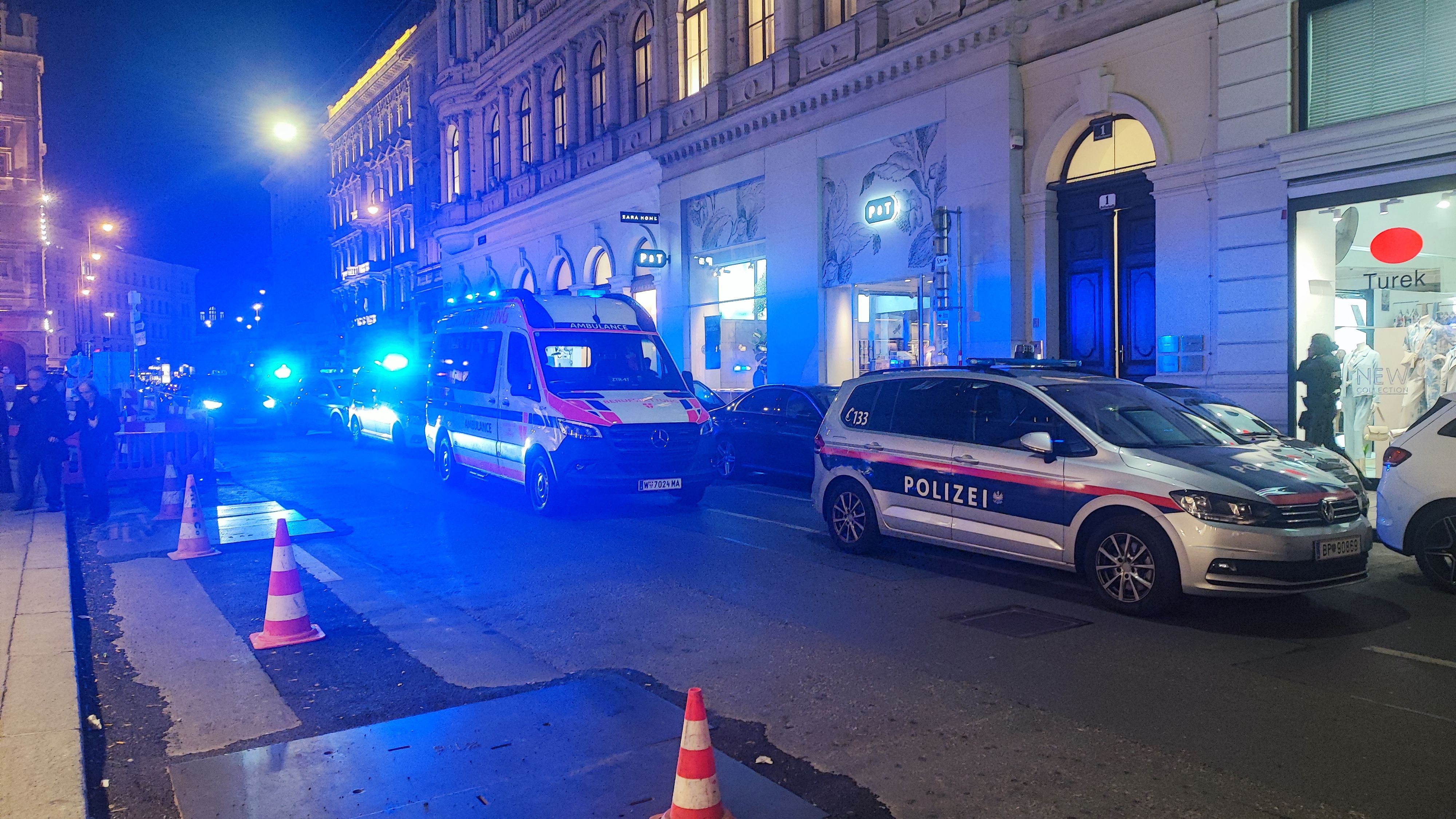 Neben der Polizei stand auch die Berufsrettung im Einsatz. Archivbild.