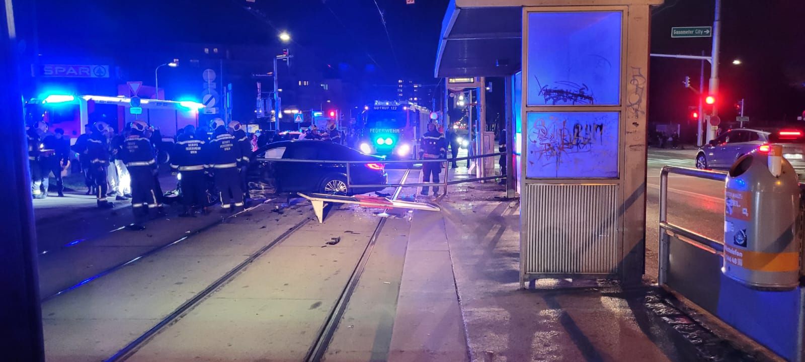 Der BMW krachte in die Straßenbahn-Haltestelle.