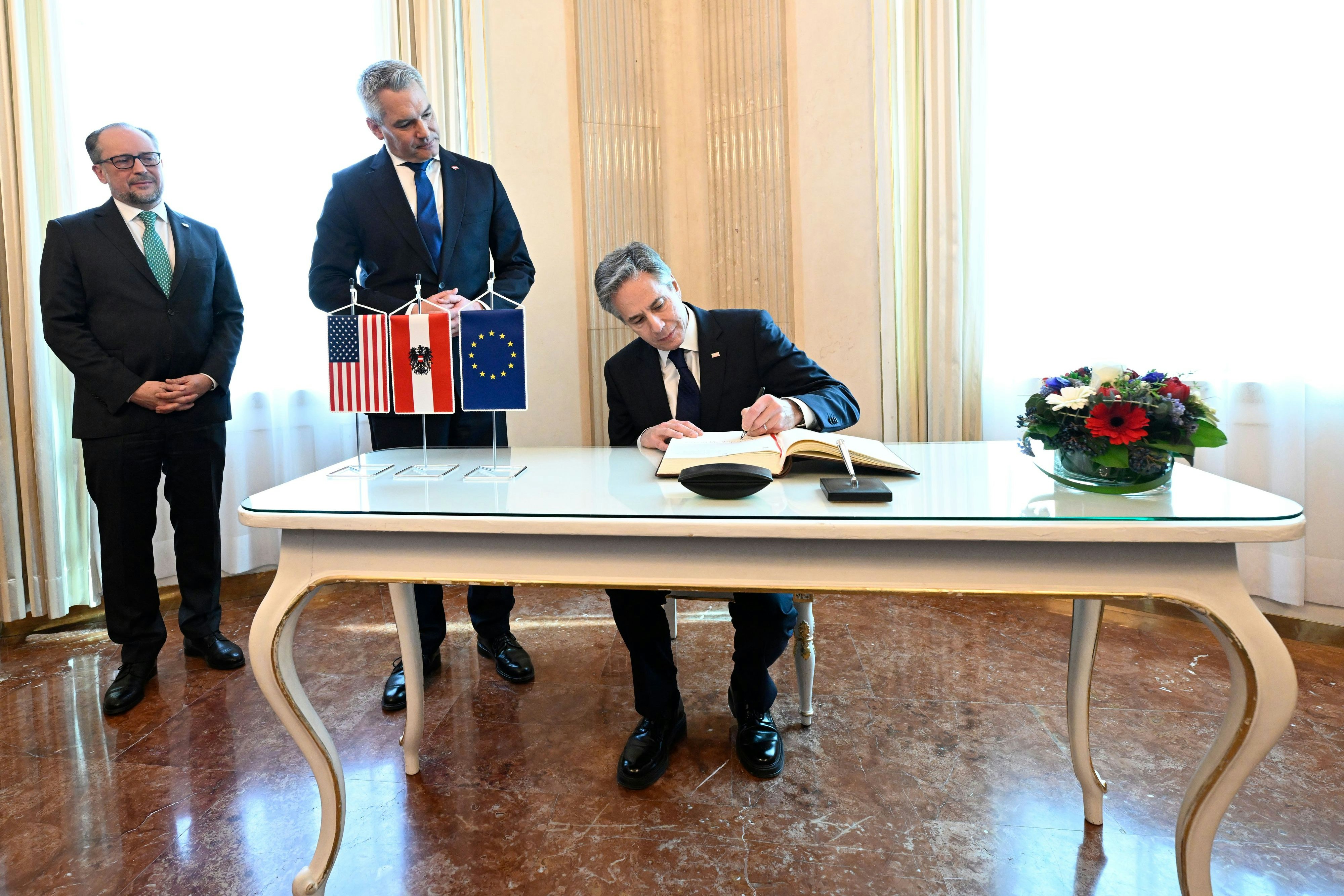 Rechts Blinken: US-Außenminister Antony Blinken mit Bundeskanzler Karl Nehammer und Außenminister Alexander Schallenberg bei seinem Besuch in Wien
