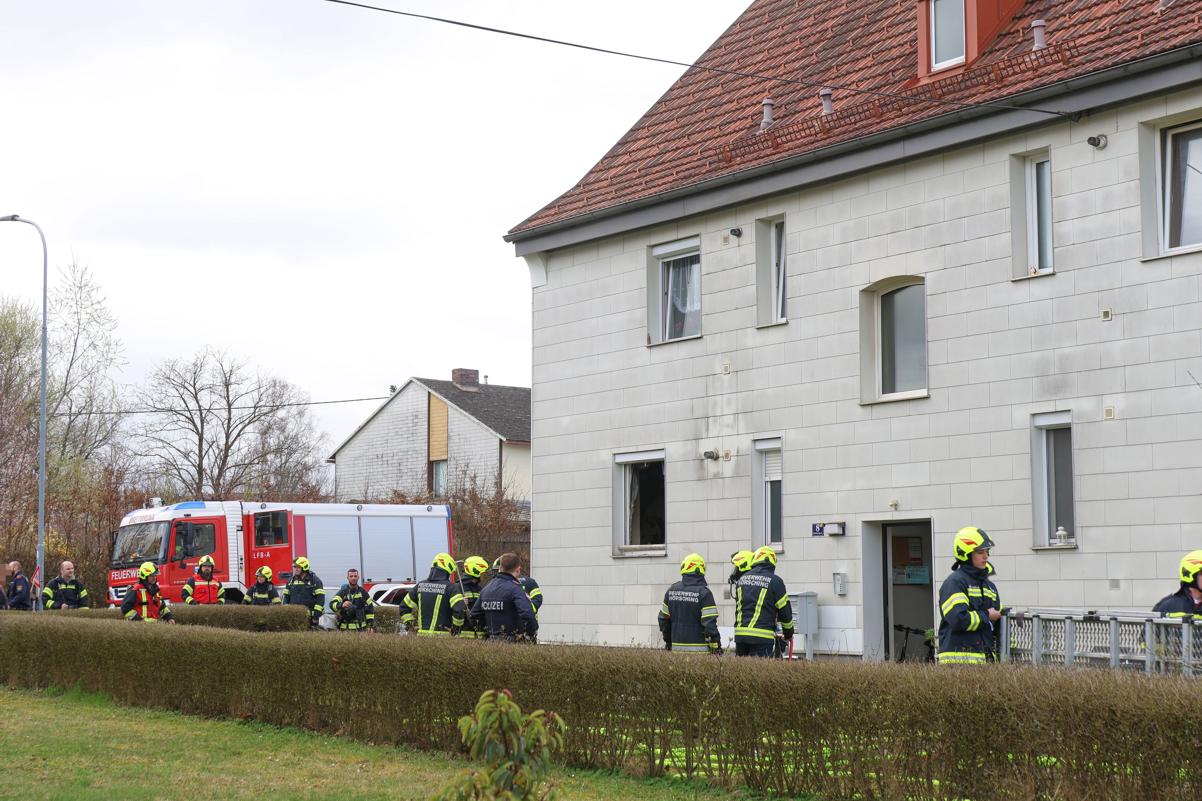 Schwieriger Löscheinsatz bei Brand in einer vollgeräumten Mehrparteienhauswohnung in Hörsching.