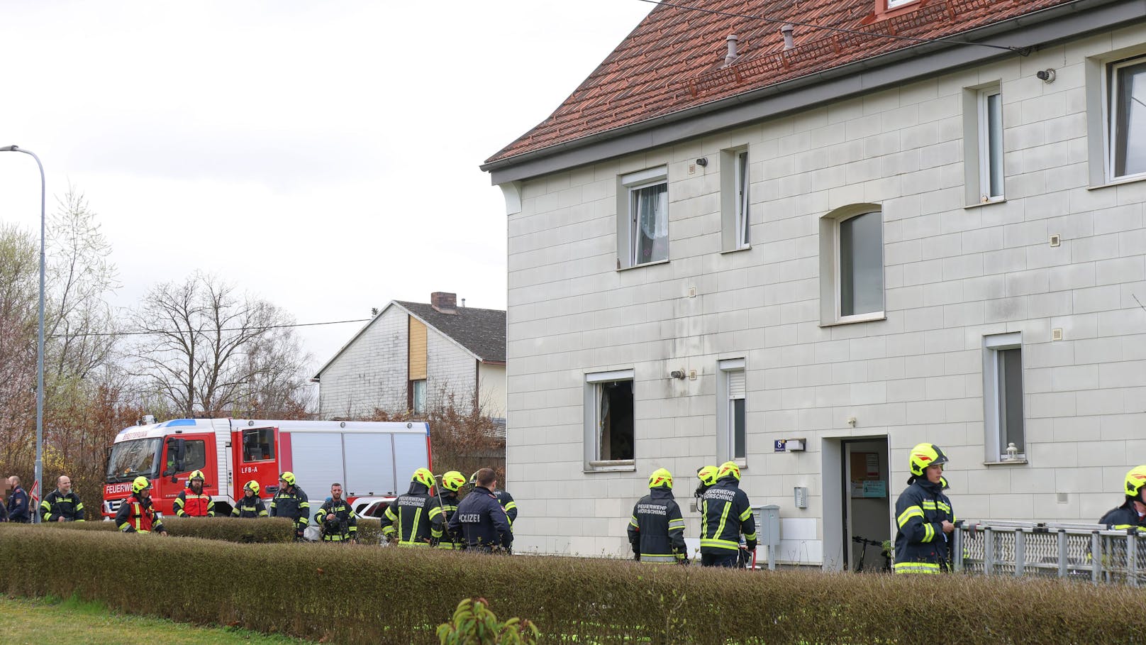 Feuer zerstört Messie-Wohnung – 9 Personen evakuiert