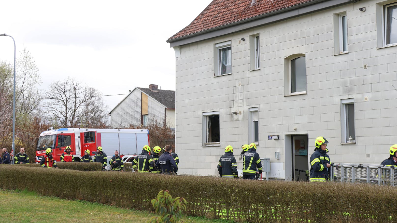Feuer zerstört Messie-Wohnung – 9 Personen evakuiert