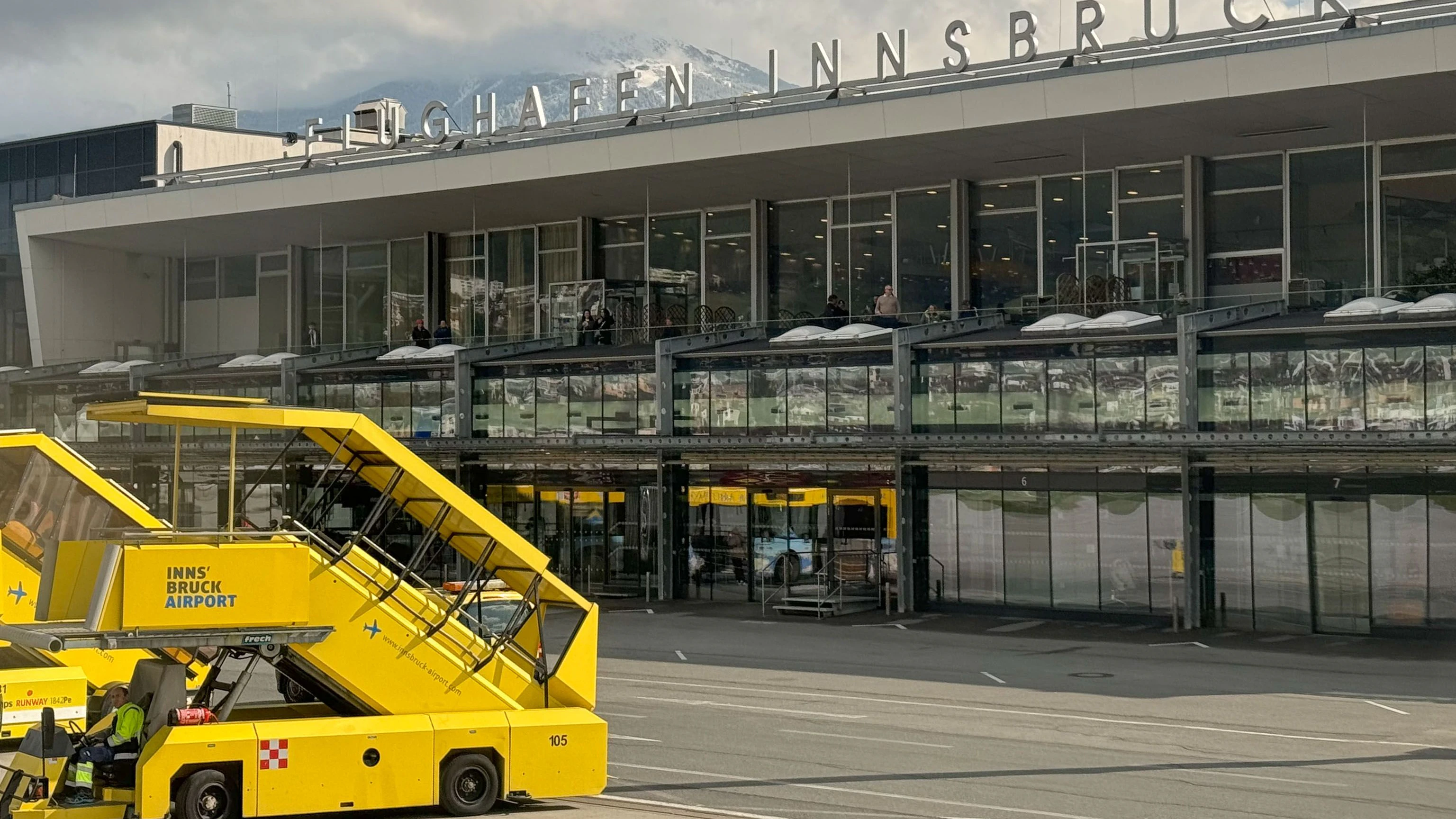 Das Passagierflugzeug landete um 10:35 am Flughafen Innsbruck. Archivbild)