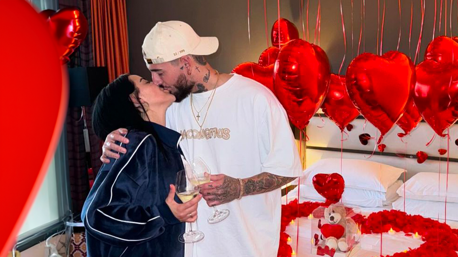 Mike Heiter überrascht seine Leyla mit einem romantischen Antrag.