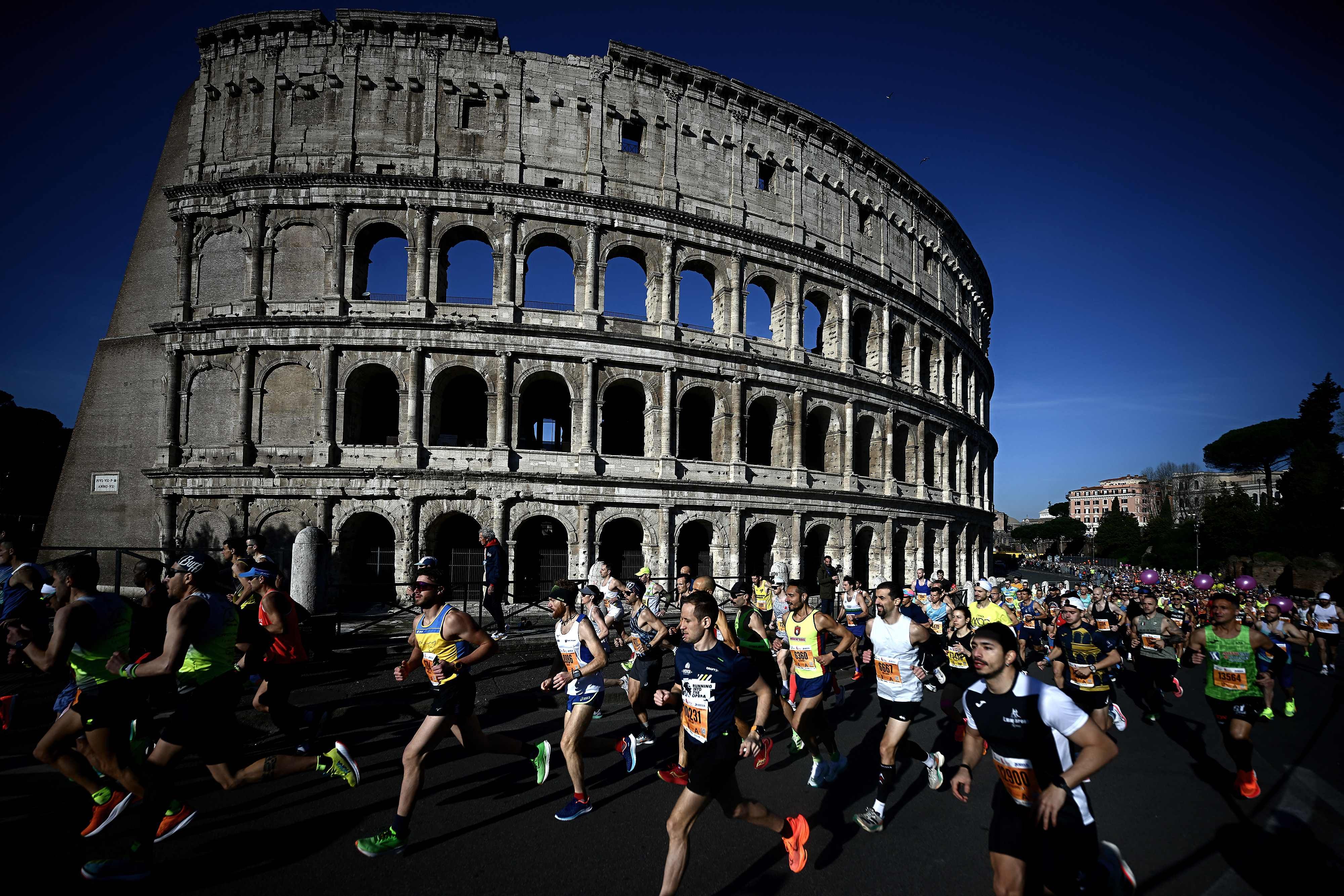 Vorbei am Kolosseum: Die Läufer beim Rom-Marathon 2024.