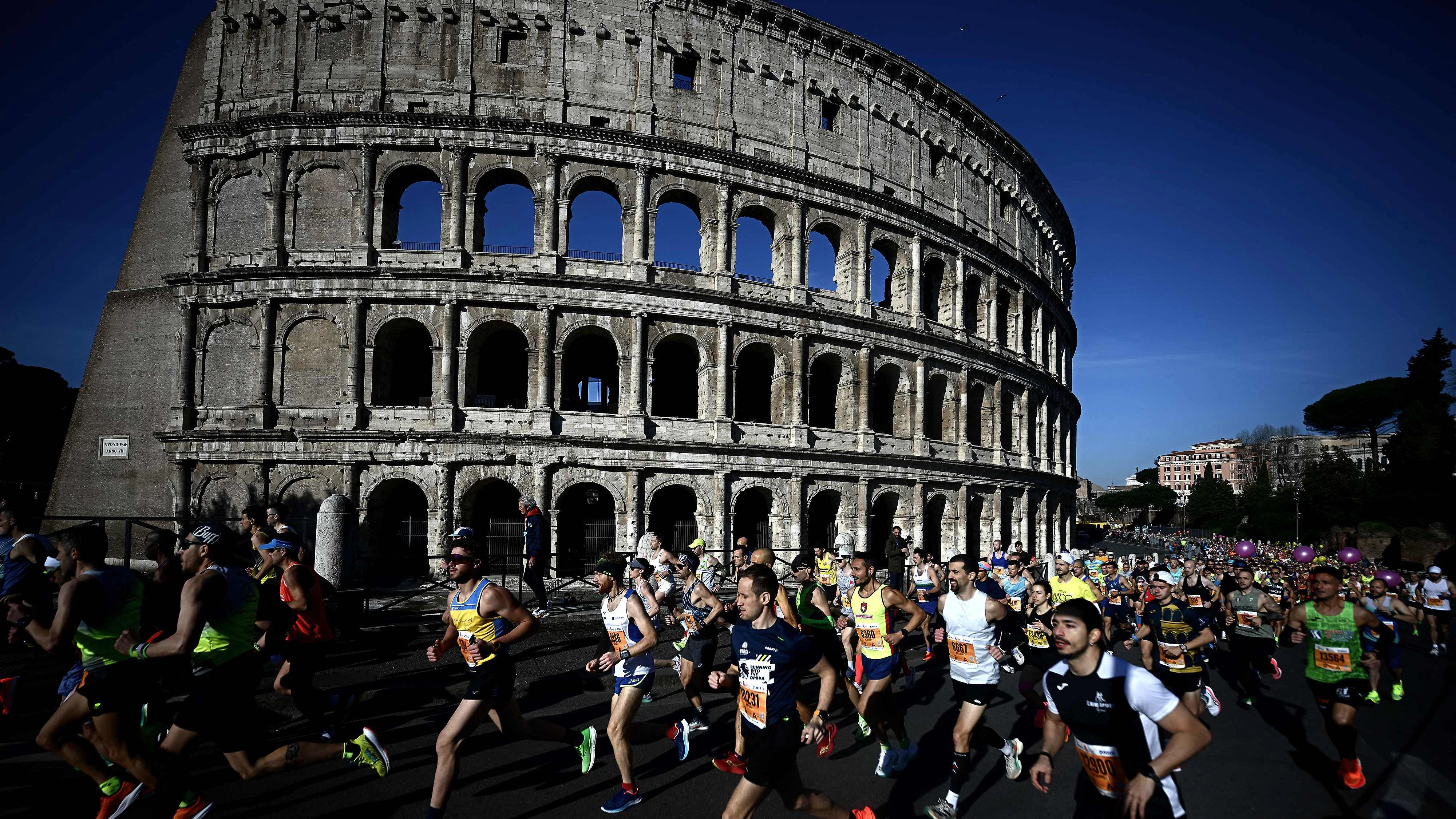 Vorbei am Kolosseum: Die Läufer beim Rom-Marathon 2024.
