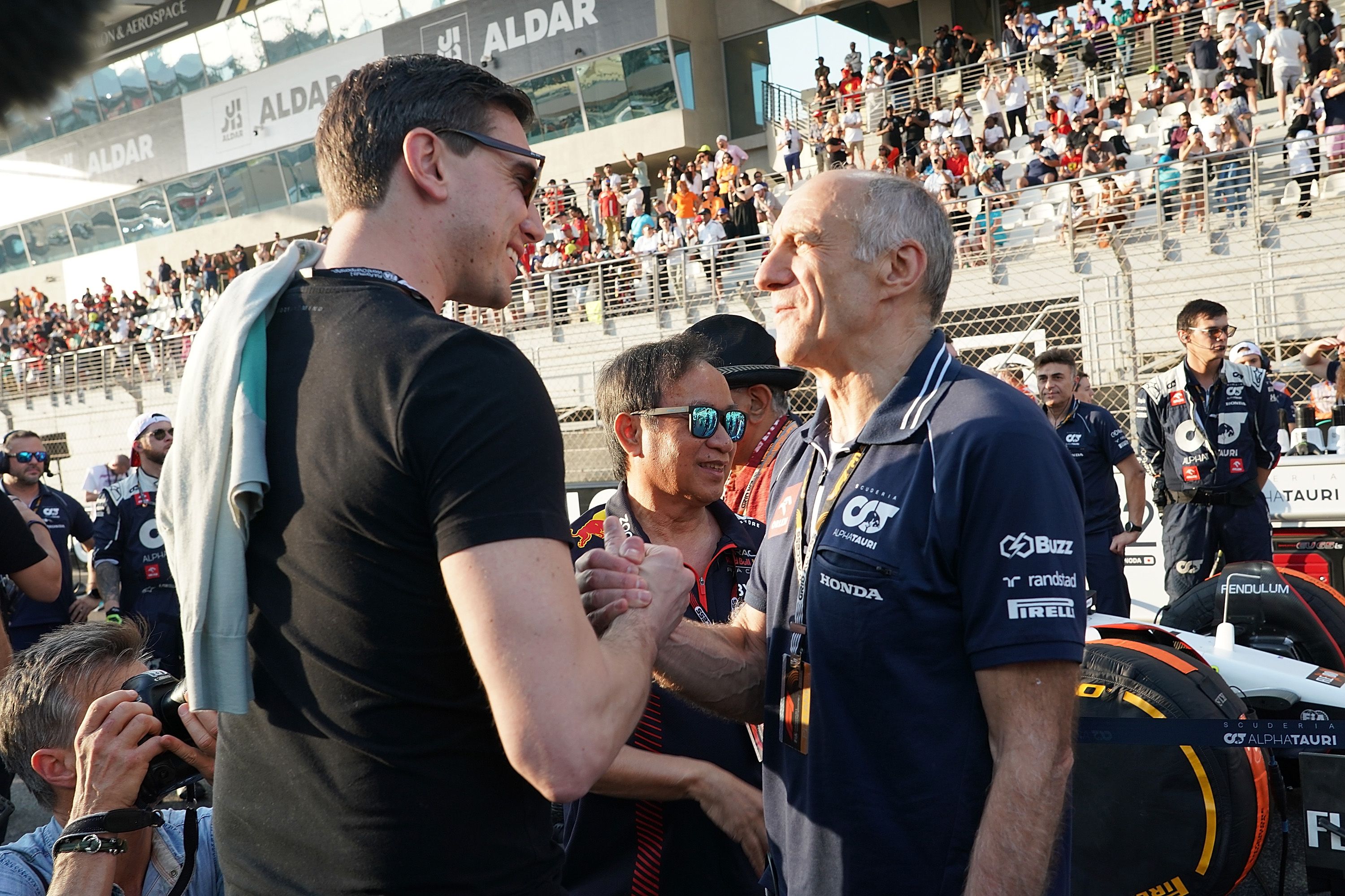 Chalerm Yoovidhya (Mitte) soll einen 