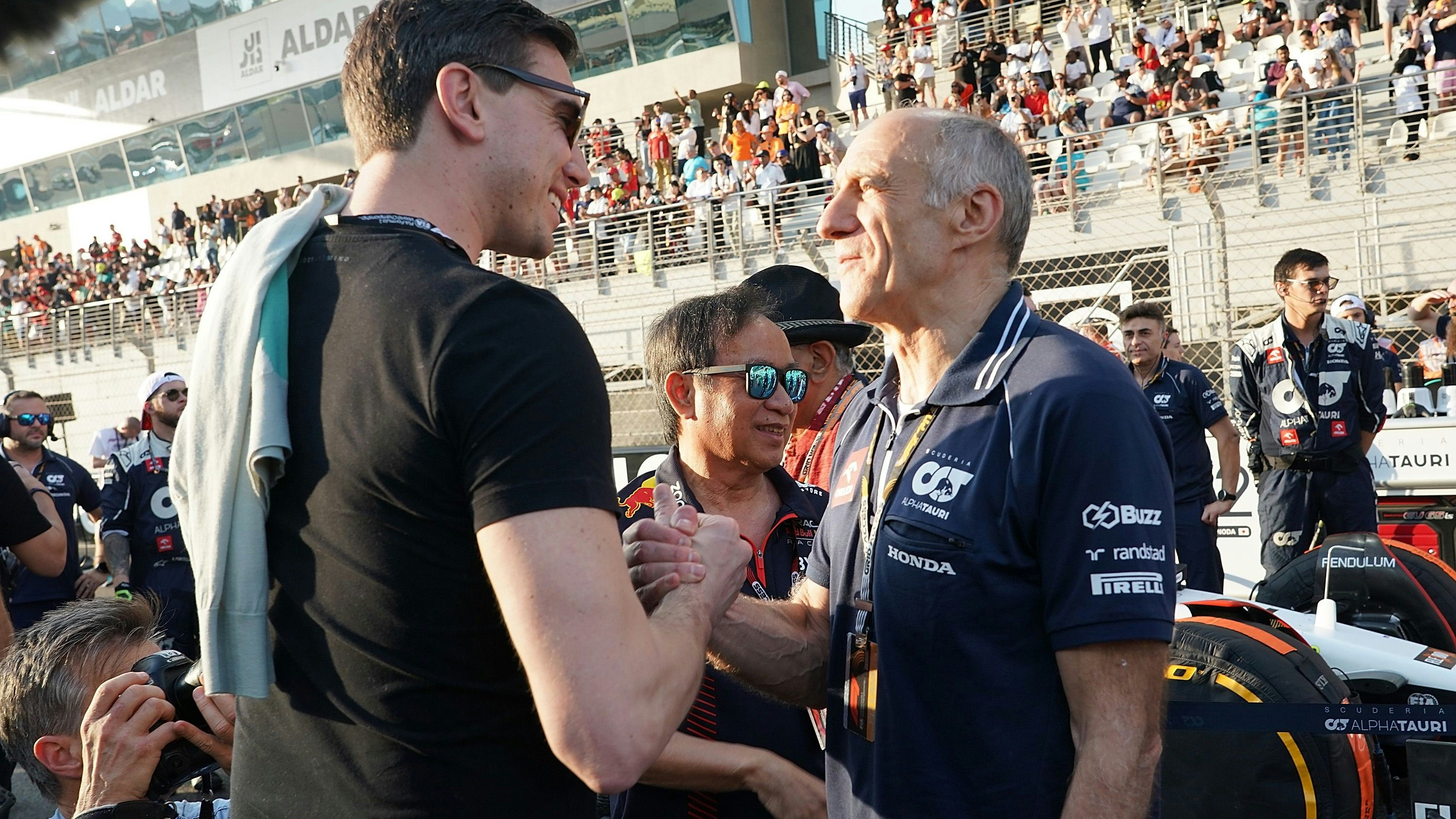 Chalerm Yoovidhya (Mitte) soll einen "Aufpasser" nach Salzburg geschickt haben. Von Mark Mateschitz (links) fehlt unterdessen jede Spur. (rechts Teamchef Franz Tost, der im November sein letztes Rennen hatte)