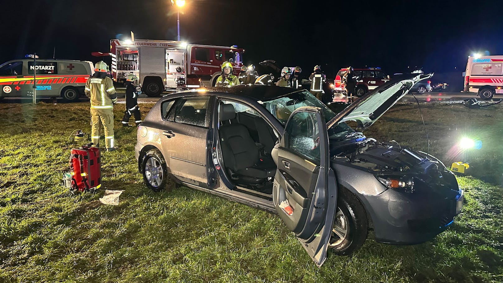 Am Freitagabend (16.03.2024) ereignete sich in Kirchbichl ein heftiger Crash. Zwei Personen wurden dadurch verletzt.