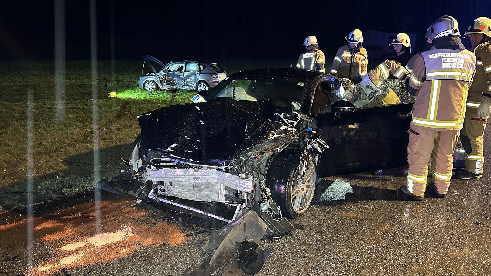 Am Freitagabend (16.03.2024) ereignete sich in Kirchbichl ein heftiger Crash. Zwei Personen wurden dadurch verletzt.