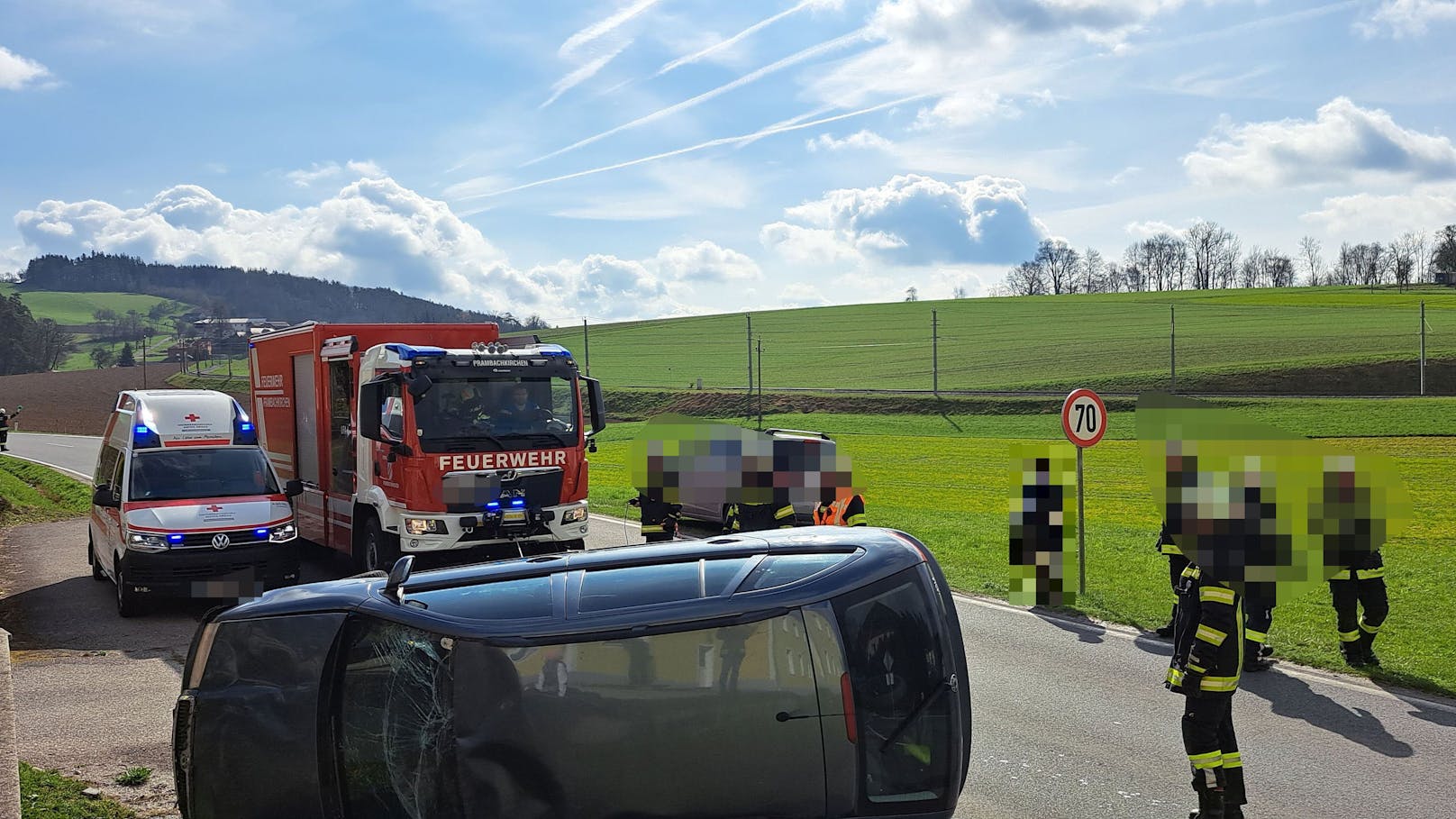 Währenddessen lenkte ein 21-Jähriger aus dem Bezirk Rohrbach sein Auto zu einer Kreuzung in Prambachkirchen.