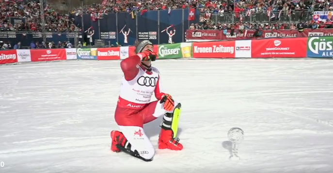 Manuel Feller richtet einen besonderen Gruß in den Himmel.