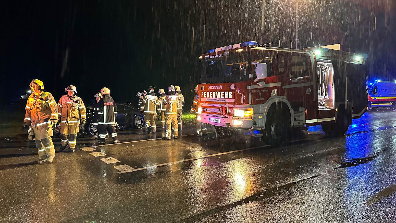 Am Freitagabend (16.03.2024) ereignete sich in Kirchbichl ein heftiger Crash. Zwei Personen wurden dadurch verletzt.&nbsp;