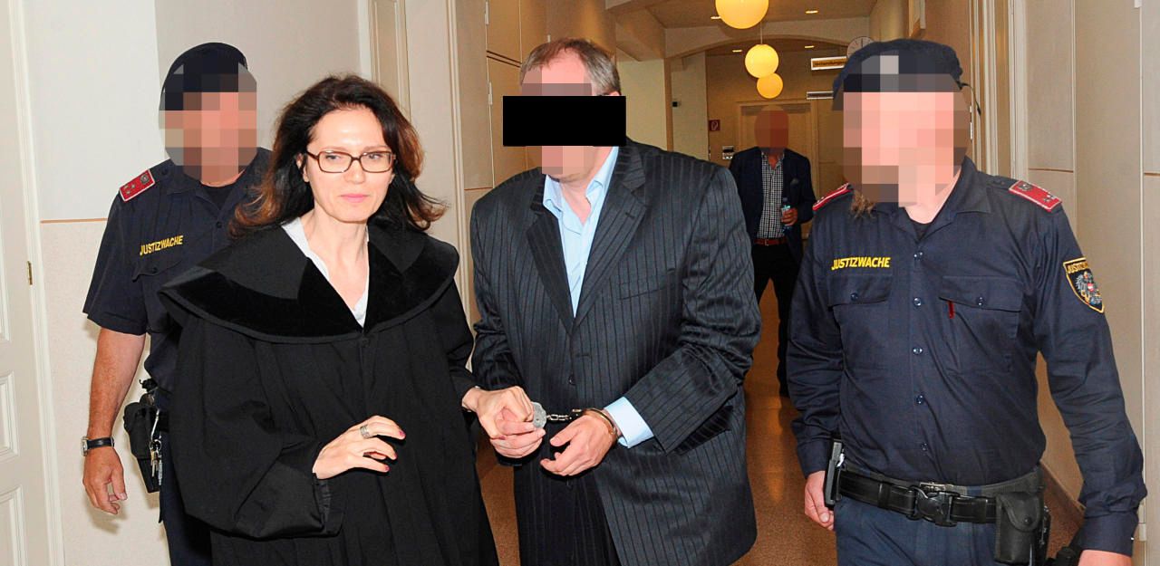 Der 54-Jährige mit Anwältin Astrid Wagner vor Gericht in Wiener Neustadt.