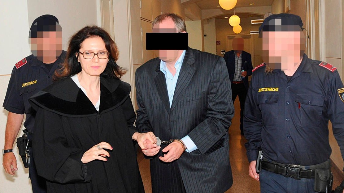 Der 54-Jährige mit Anwältin Astrid Wagner vor Gericht in Wiener Neustadt.