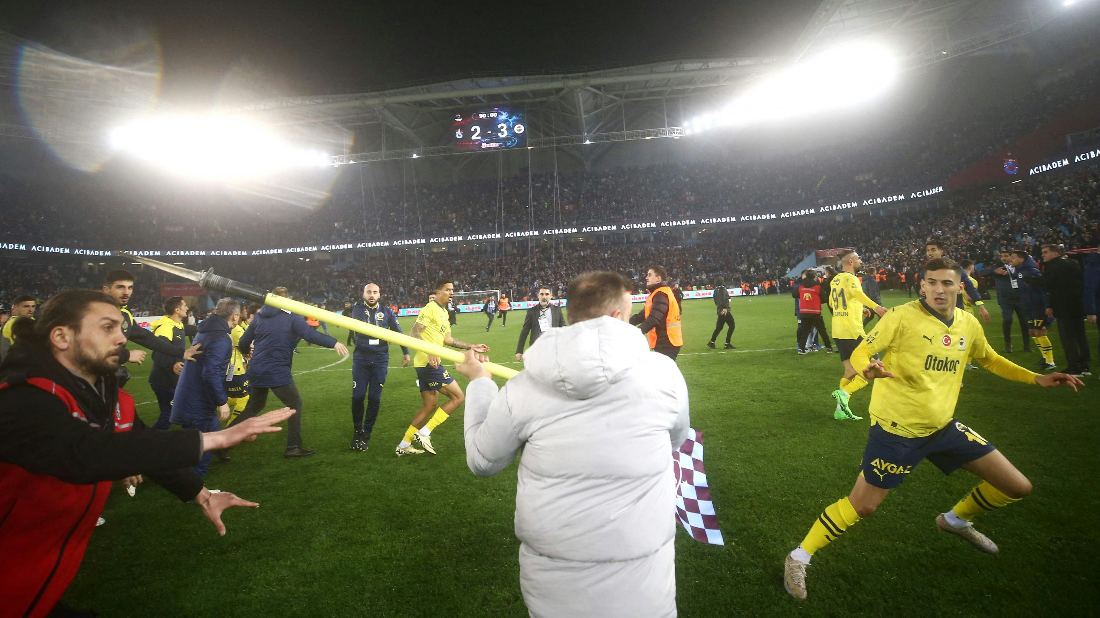 Hooligans gingen auf die Spieler los.