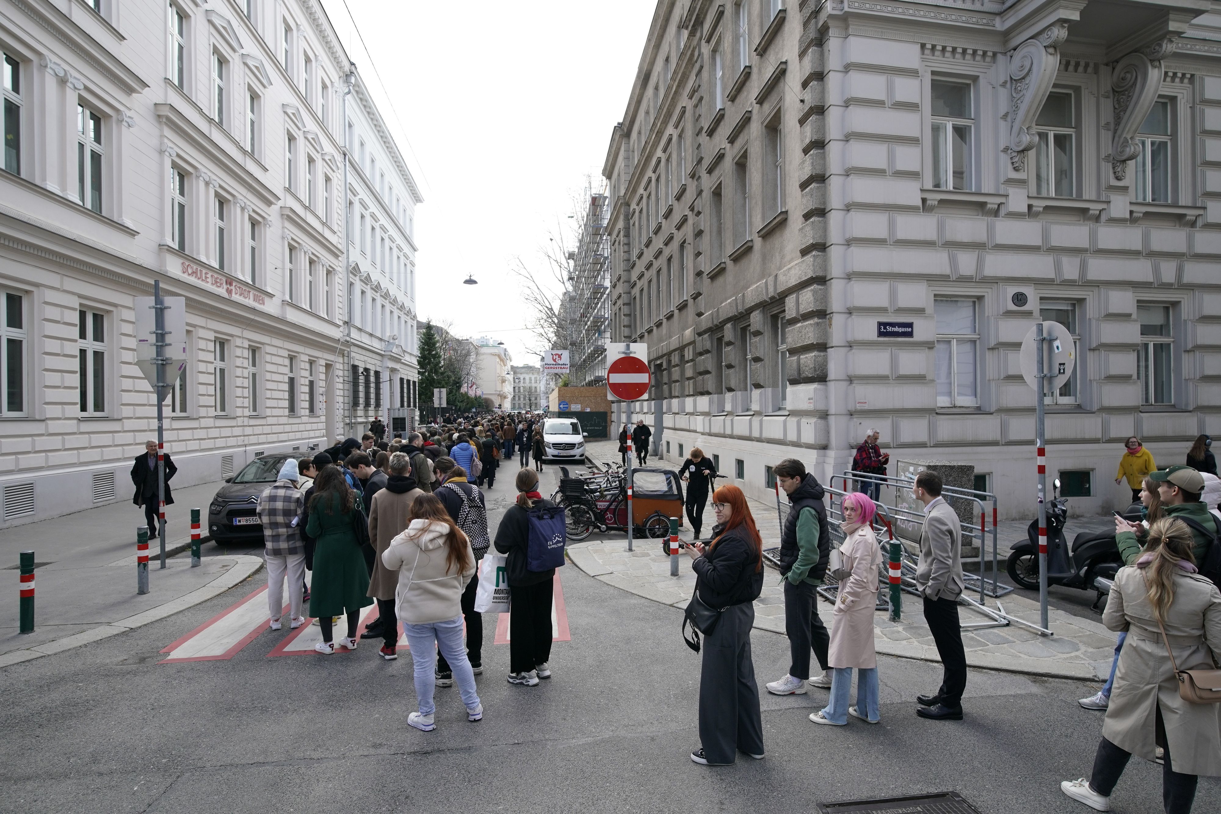 Ansturm auf die russische Botschaft in der Reisnerstraße 45-47 in Wien.