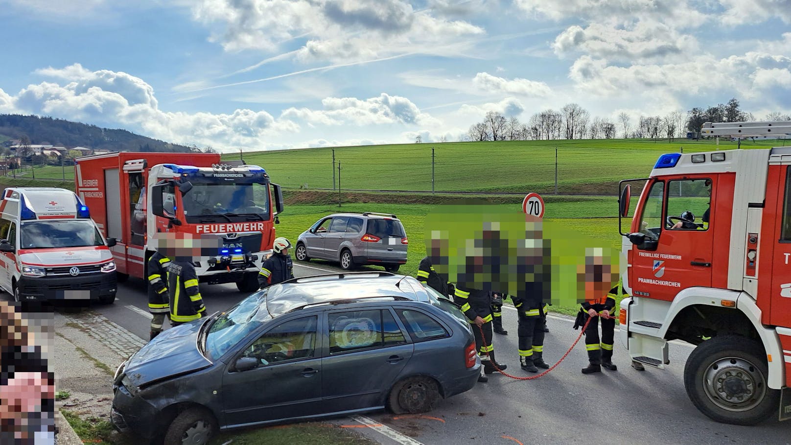 Nach der Erstversorgung wurde die Lenkerin mit leichten Verletzungen ins Klinikum Wels gebracht. Laut Polizei blieben ihre beiden Töchter sowie der 21-Jährige und seine Beifahrerin unverletzt.