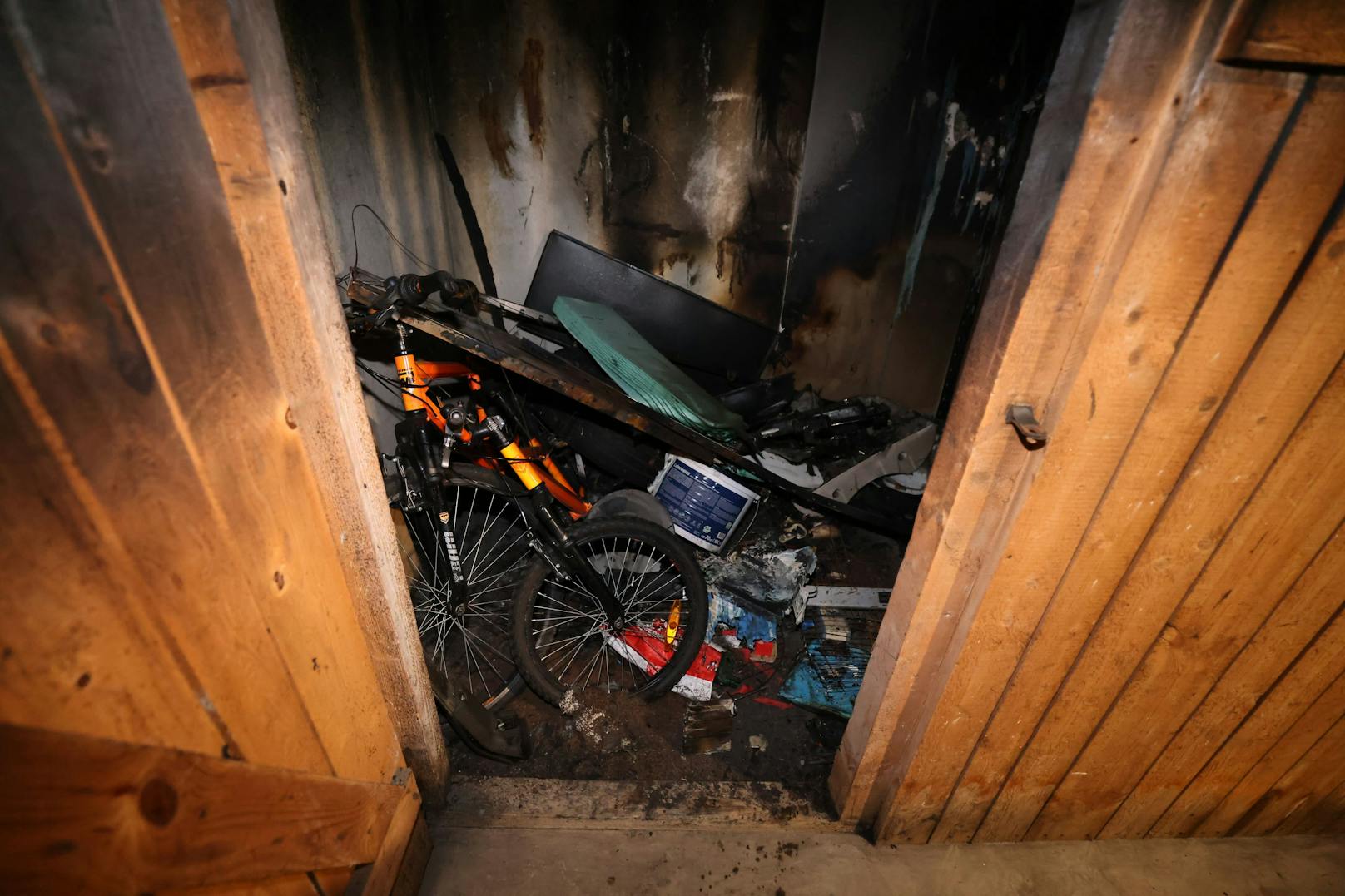 Mehrere Kellerabteile wurden aufgebrochen und waren von dem Brand betroffen.