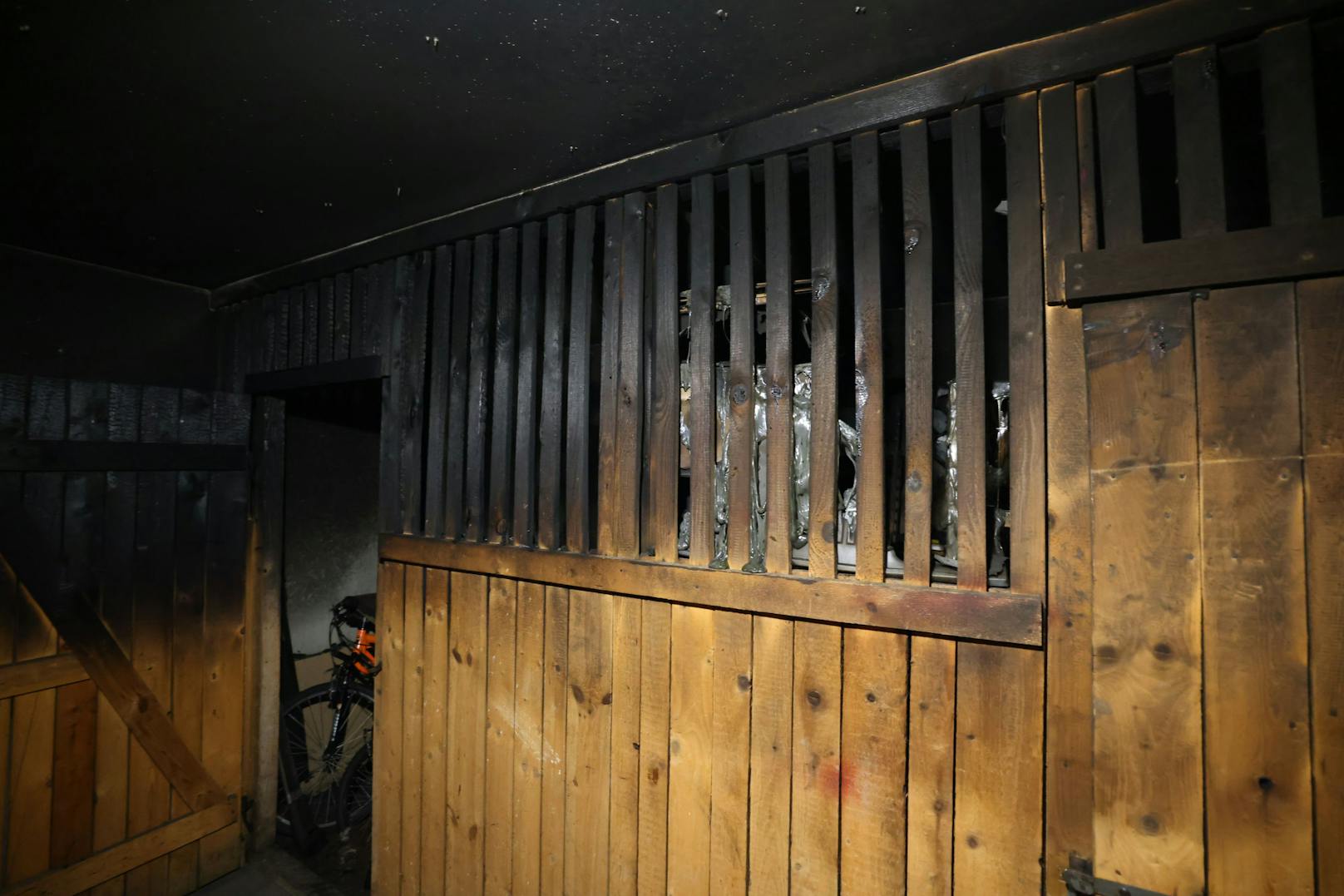 Mehrere Kellerabteile wurden aufgebrochen und waren von dem Brand betroffen.