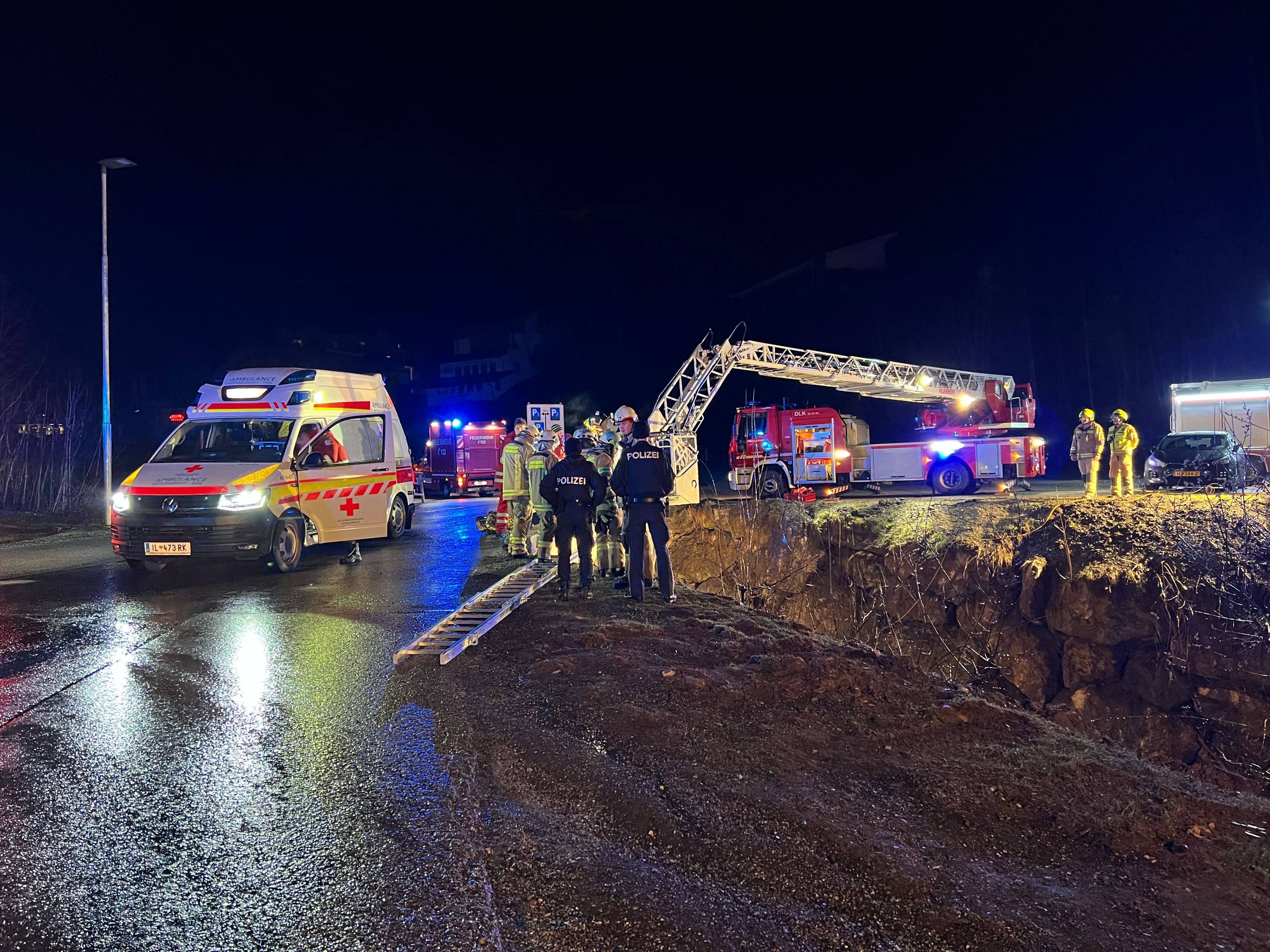 Fieberbrunn-Personenbergung nach Absturz in Bach  -Fotocredit: ZOOM.TIROL 