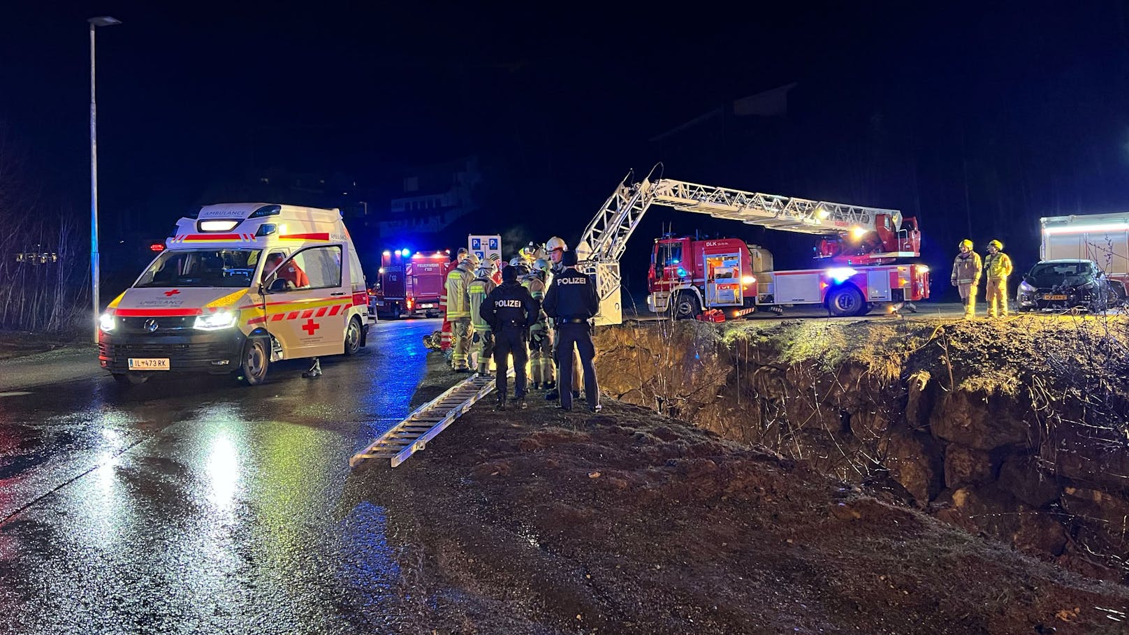 In Fieberbrunn mussten in der Nacht auf Sonntag zahlreiche Einsatzkräfte ausrücken, weil zwei Frauen von einer Brücke in Fieberbrunn gestürzt waren.