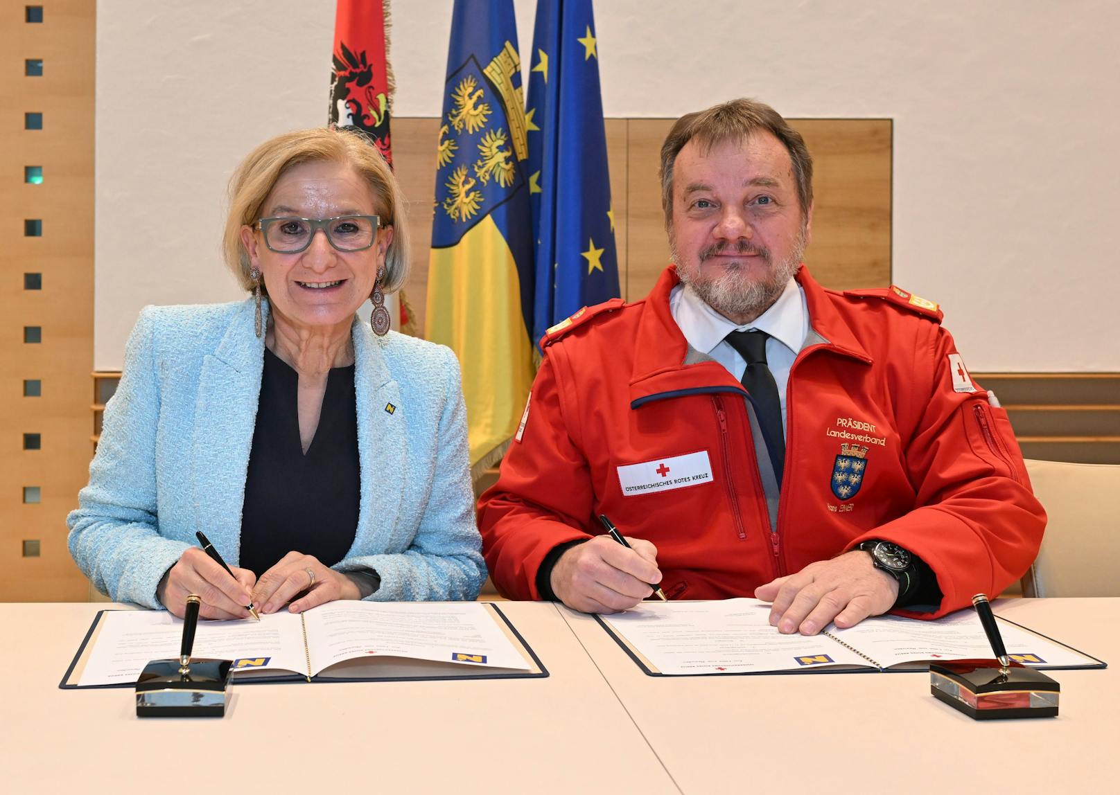 Landeshauptfrau Johanna Mikl-Leitner und der Präsident des Roten Kreuz Niederösterreich Hans Ebner bei der Unterzeichnung des Vertrages für die Förderung der Lernhäuser.