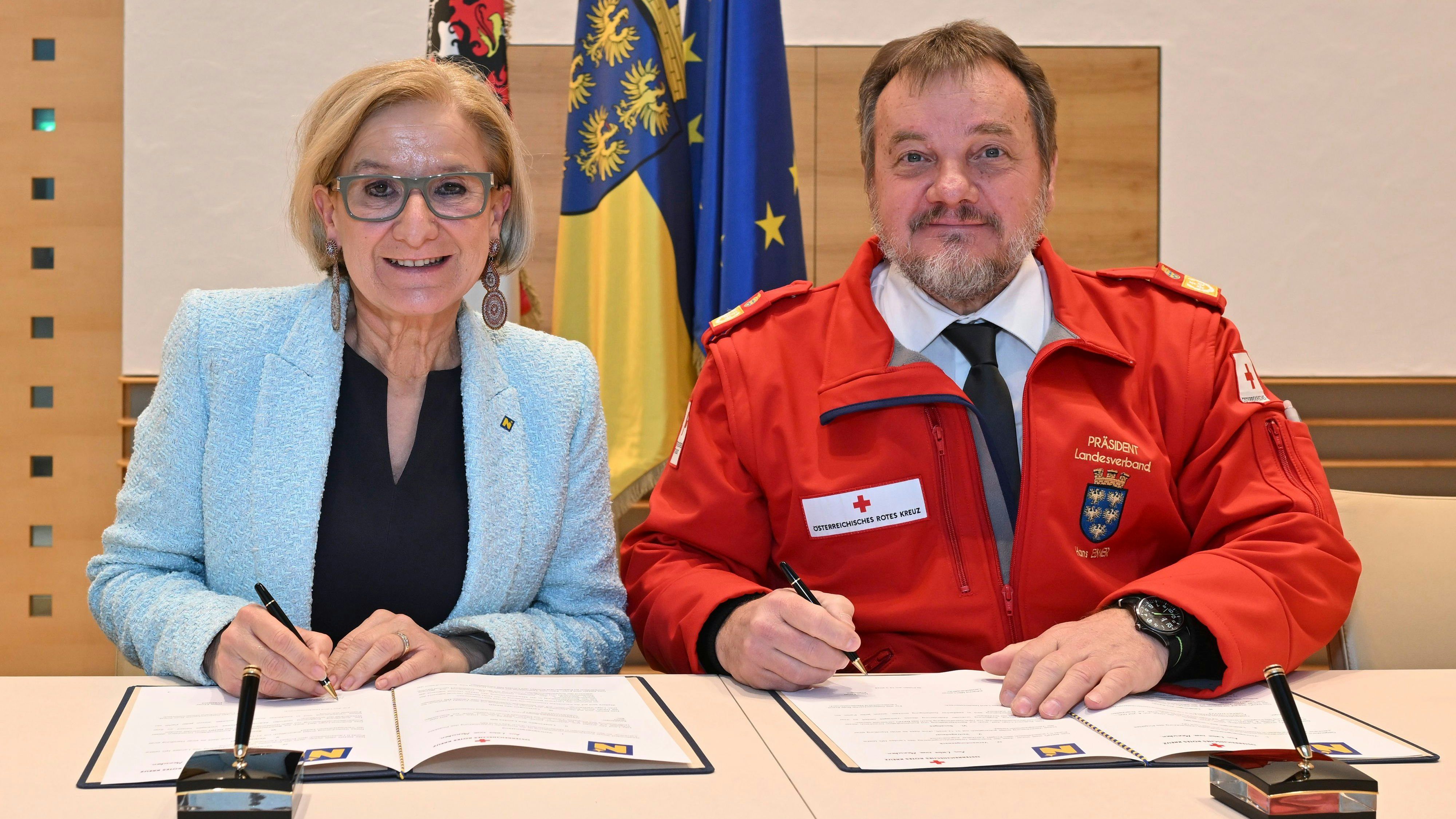 Landeshauptfrau Johanna Mikl-Leitner und der Präsident des Roten Kreuz Niederösterreich Hans Ebner bei der Unterzeichnung des Vertrages für die Förderung der Lernhäuser.