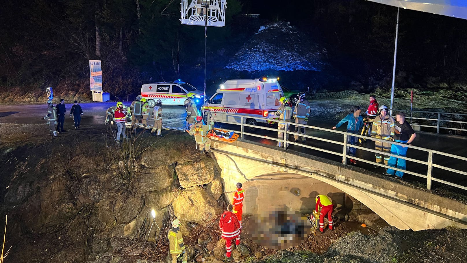 In Fieberbrunn mussten in der Nacht auf Sonntag zahlreiche Einsatzkräfte ausrücken, weil zwei Frauen von einer Brücke in Fieberbrunn gestürzt waren.