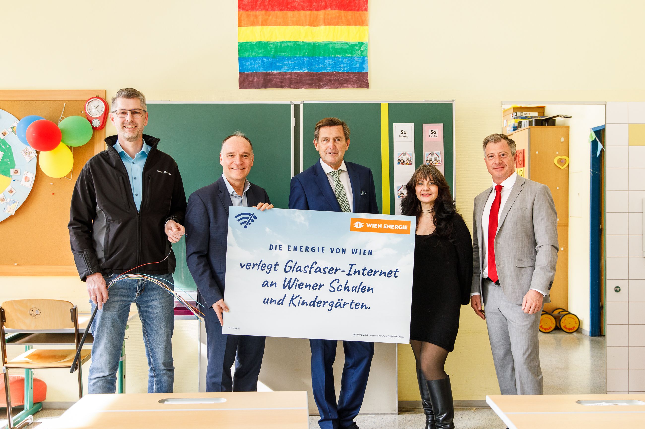 Wiener Netze-Projektleiter Marcus Schlögl, MA01-Leiter Werner Nabicht, Wirtschaftsstadtrat Peter Hanke, Schuldirektorin  Michaela Kmenta und Wien-Energie Bereichsleiter Sascha Zabransky präsentieren den Ausbau des Glasfasernetzes in Wiener Schulen.