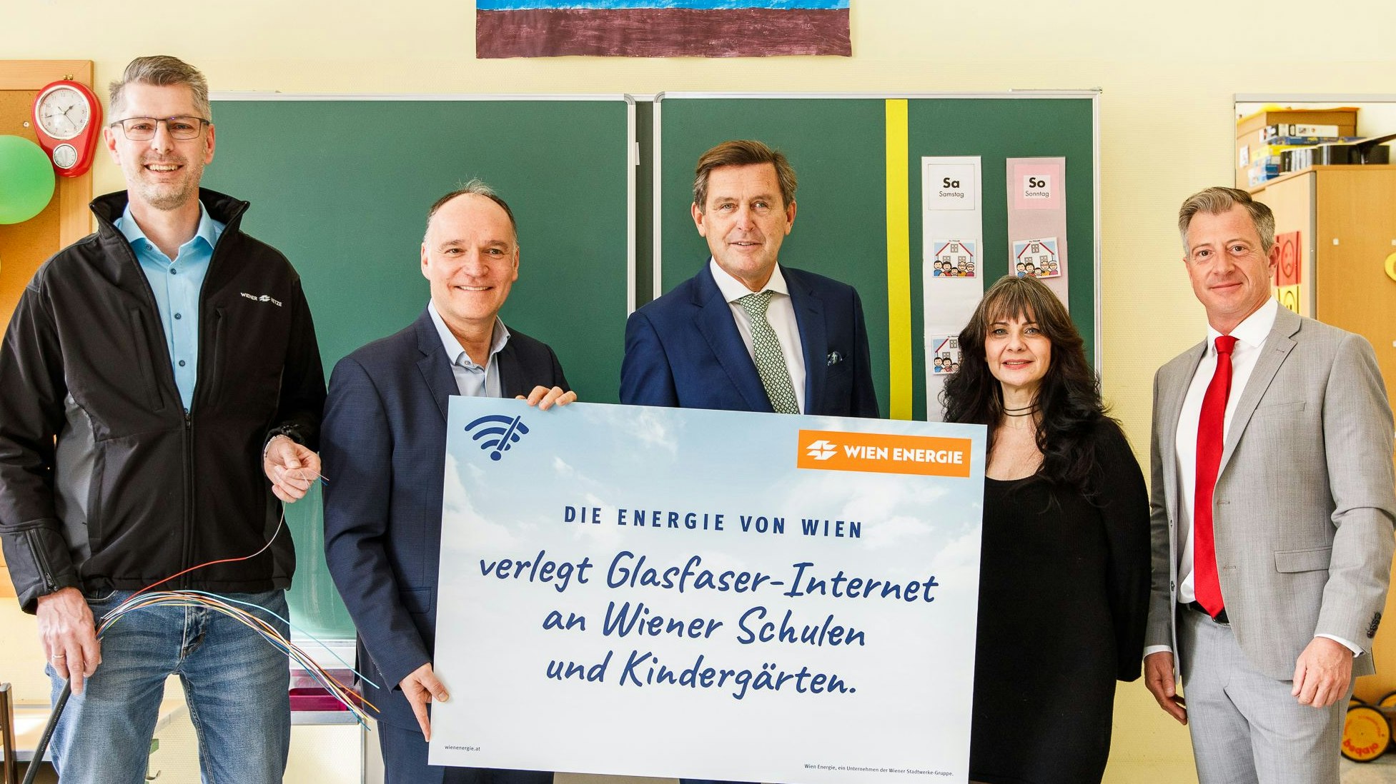 Wiener Netze-Projektleiter Marcus Schlögl, MA01-Leiter Werner Nabicht, Wirtschaftsstadtrat Peter Hanke, Schuldirektorin  Michaela Kmenta und Wien-Energie Bereichsleiter Sascha Zabransky präsentieren den Ausbau des Glasfasernetzes in Wiener Schulen.