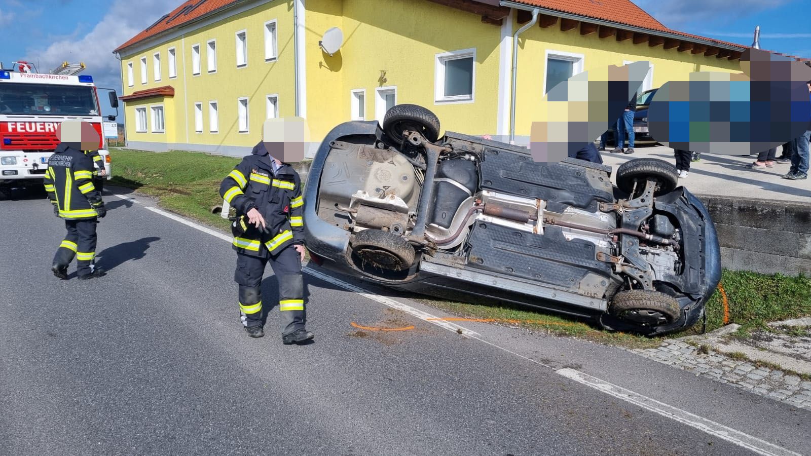 Die Feuerwehr am Unfallort in Prambachkirchen (Bez. Eferding). 