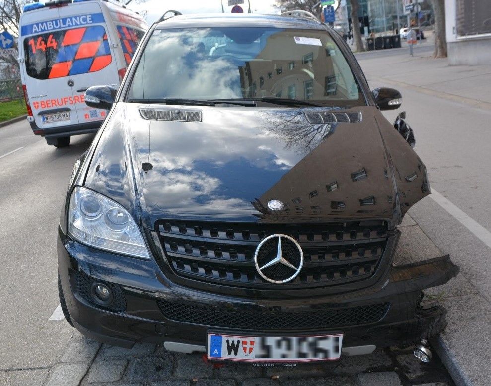 Der schwarze Mercedes ML krachte gegen einen Spannmast.