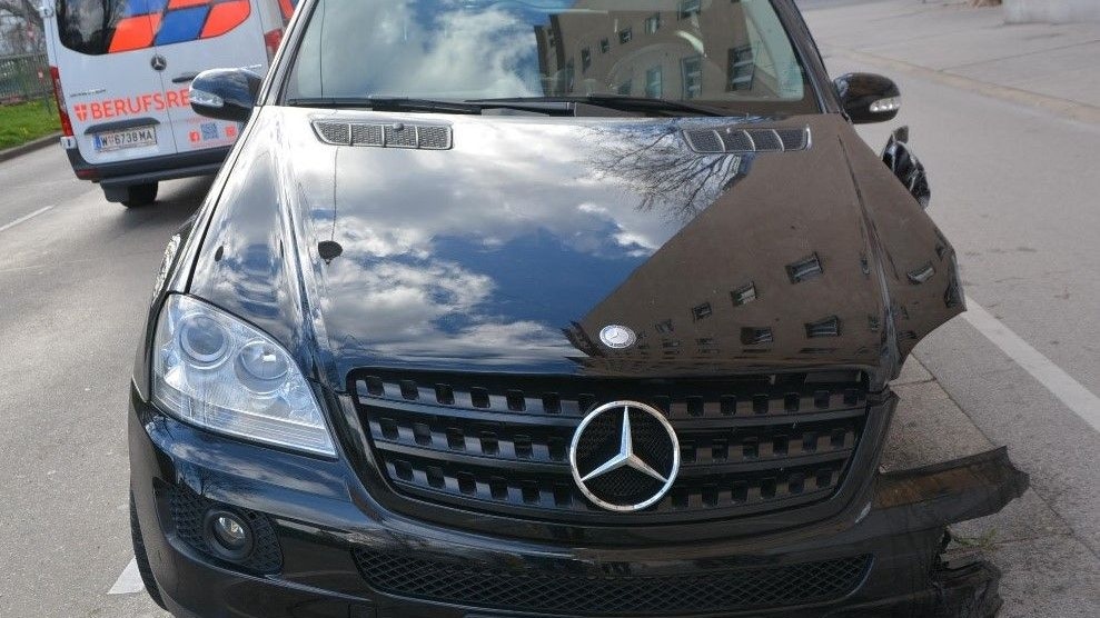 Der schwarze Mercedes ML krachte gegen einen Spannmast.