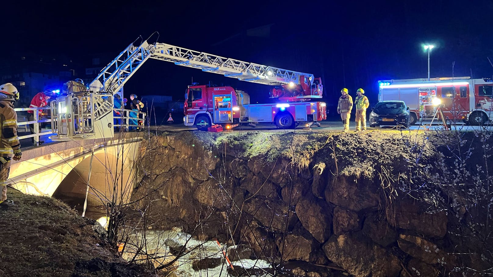 In Fieberbrunn mussten in der Nacht auf Sonntag zahlreiche Einsatzkräfte ausrücken, weil zwei Frauen von einer Brücke in Fieberbrunn gestürzt waren.