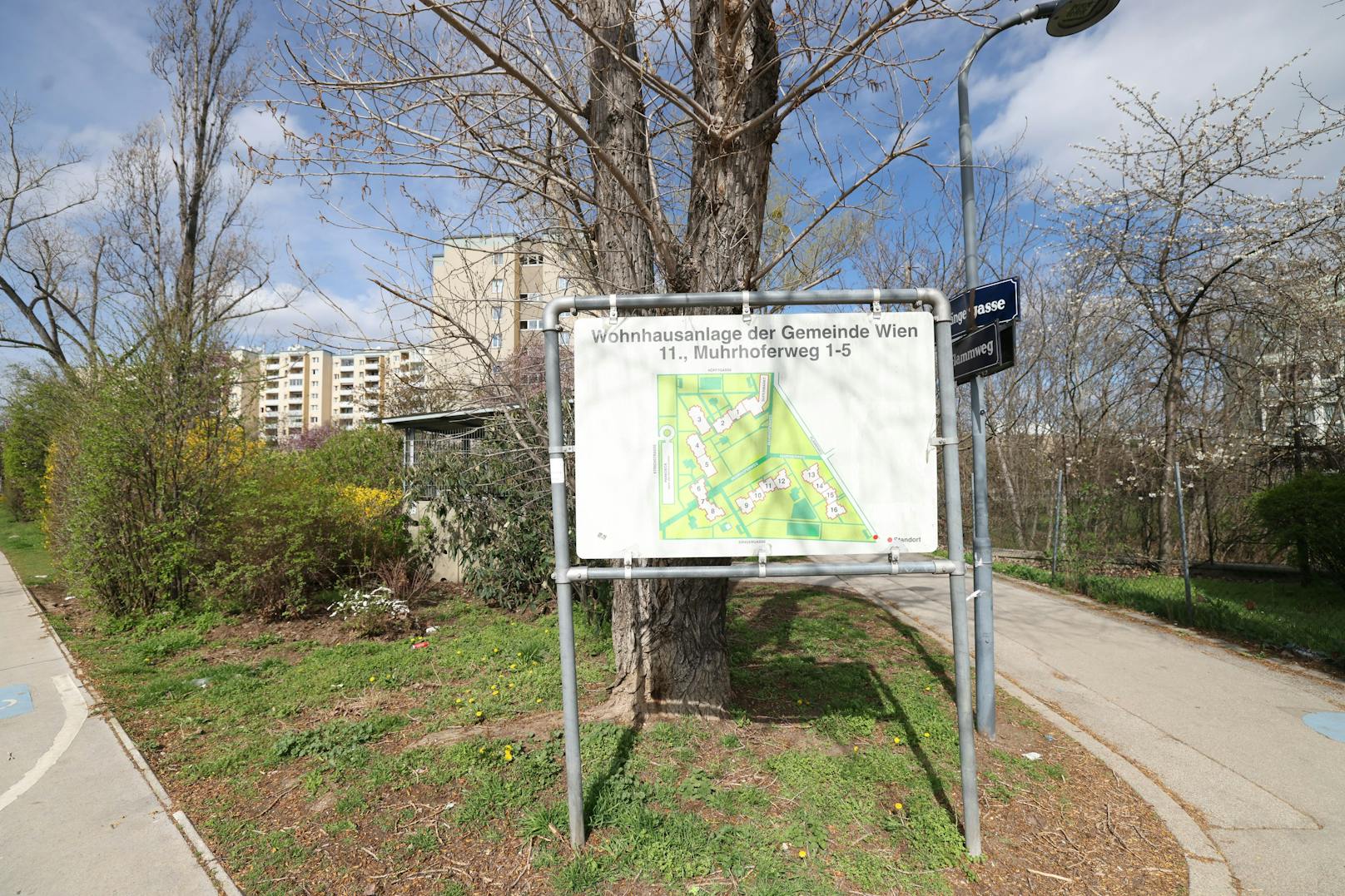 In der Wohnhausanlage Muhrhoferweg in Simmering wurden Kellerabteile in Brand gesetzt.