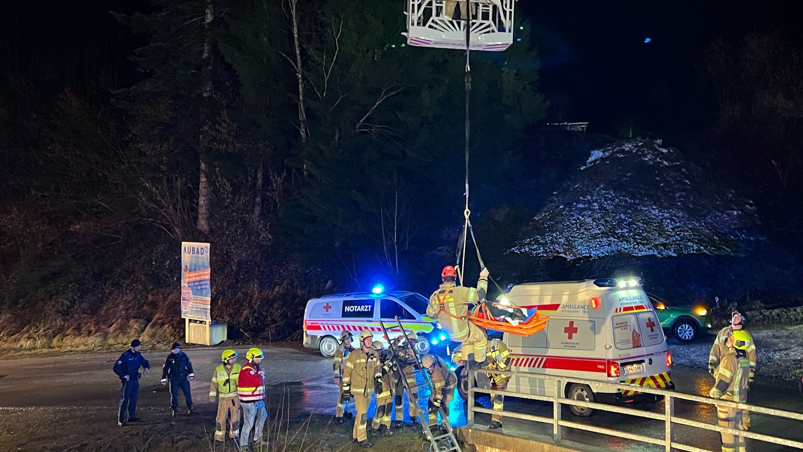 In Fieberbrunn mussten in der Nacht auf Sonntag zahlreiche Einsatzkräfte ausrücken, weil zwei Frauen von einer Brücke in Fieberbrunn gestürzt waren.